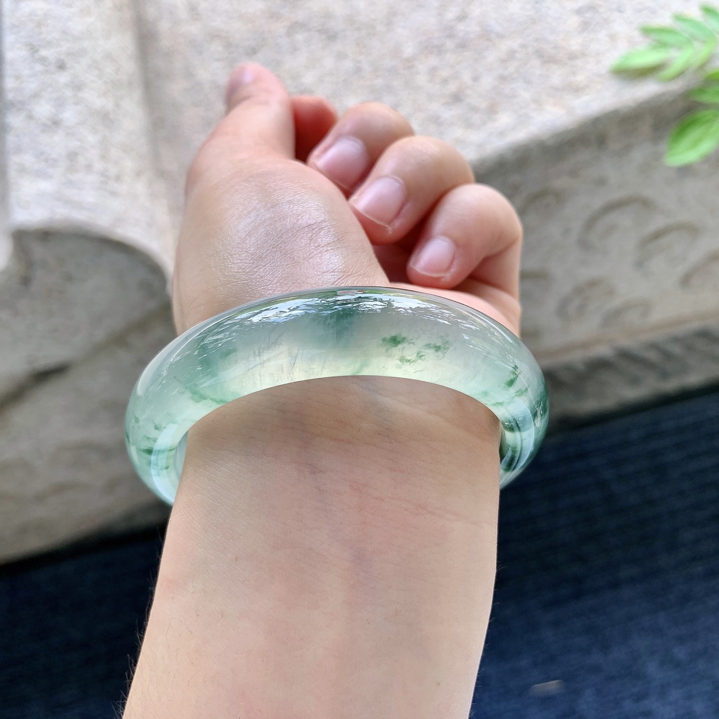 正圈54 55，圈口55/13.5/8.2，编码H6081502，冰种绿花，起光，清透，水润，种老，细腻，打灯有絮线