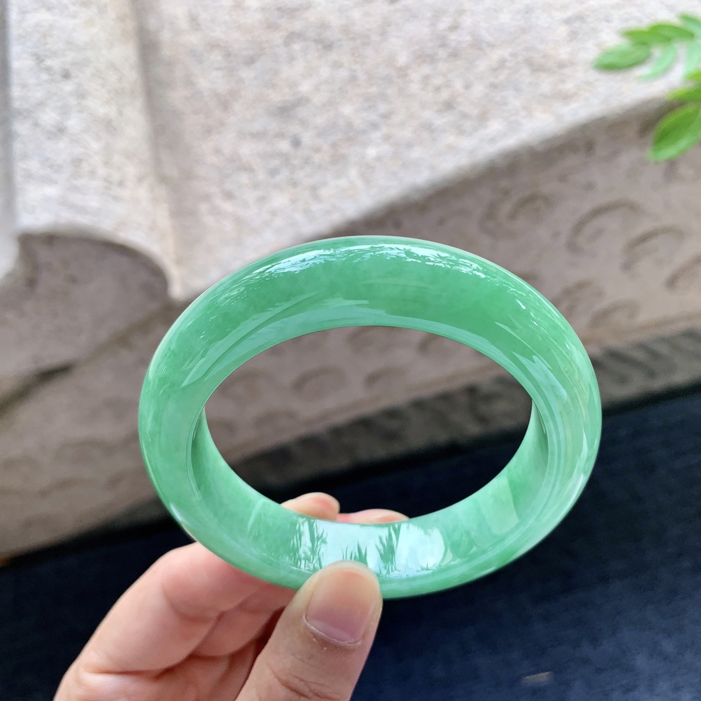 正圈54 55，圈口55.4/14.3/9.6，编码WW081532，满绿，水润，种老，细腻，打灯有纹线