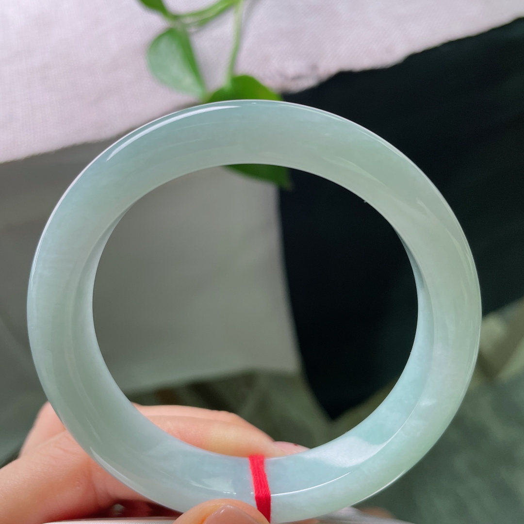 绿底正圈，无裂，镯身干净清爽，棉絮稀少，色泽内敛柔和，素雅大方。ss56403a