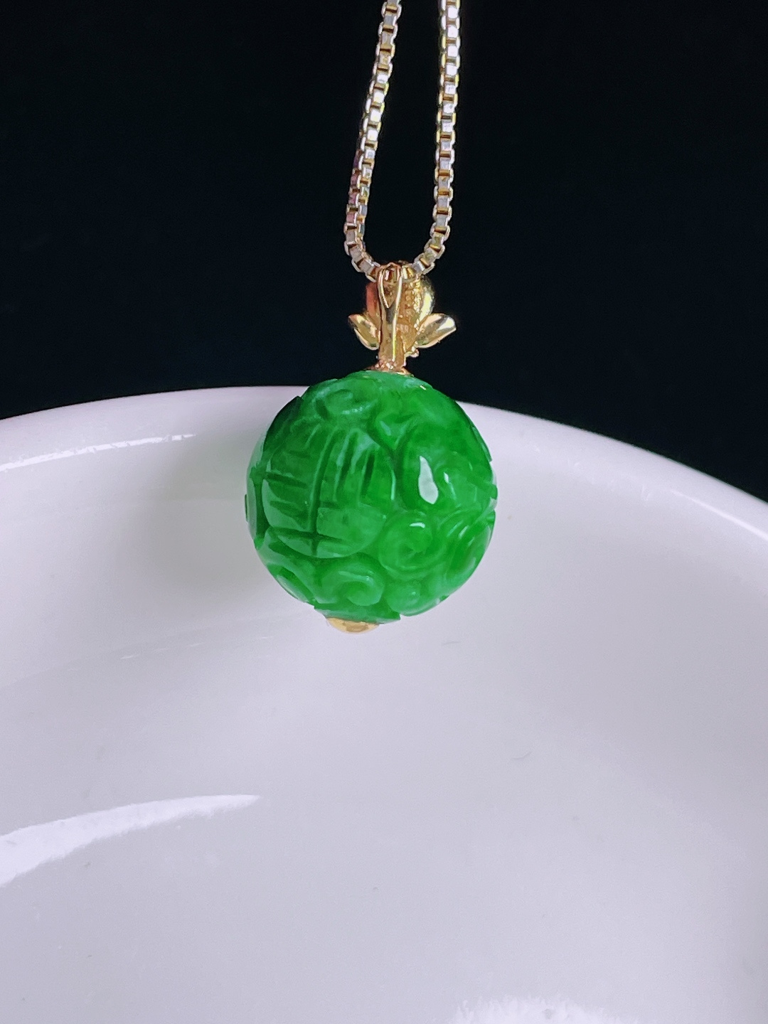 ️辣绿圆珠路路通，老种起光，细底通透，尺寸：裸石12.2mm0814