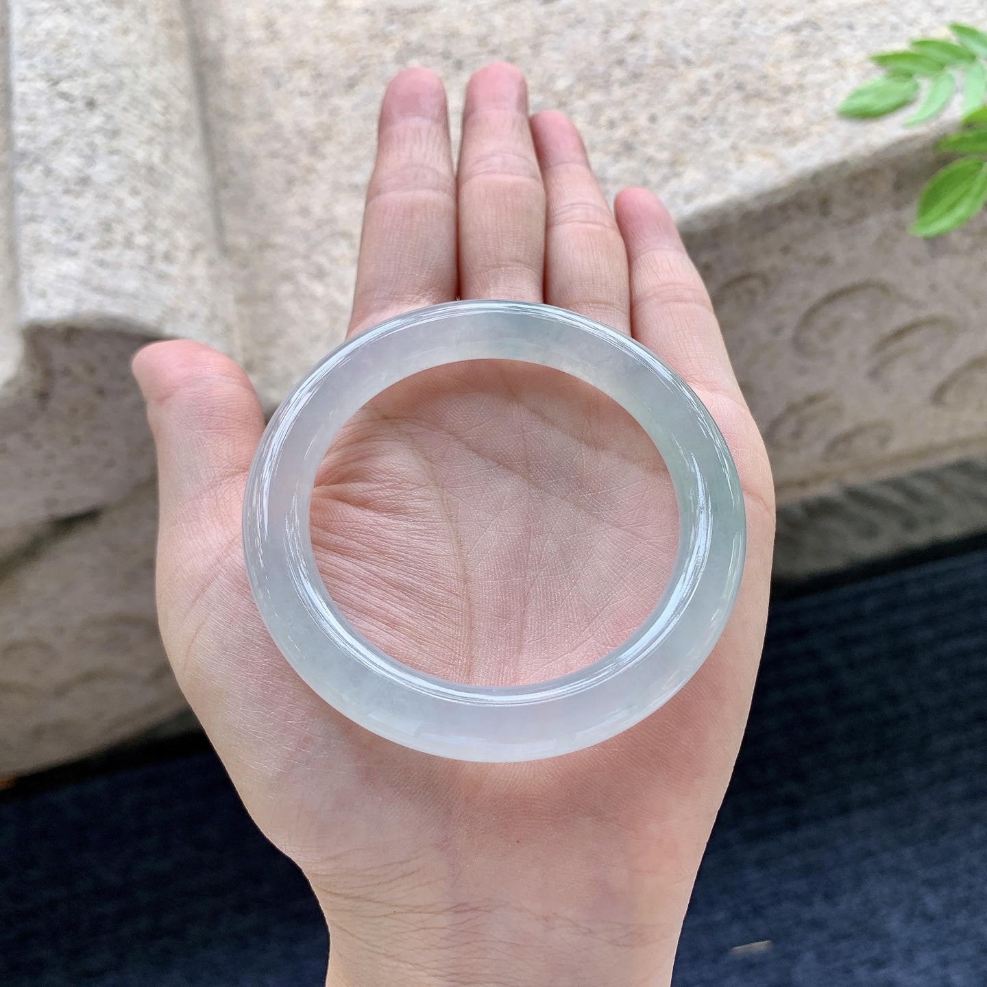 圆条50 51，圈口51.3/8.5/8.8，编码C5081554，冰糯飘绿，水润，种老，细腻，打灯有絮线