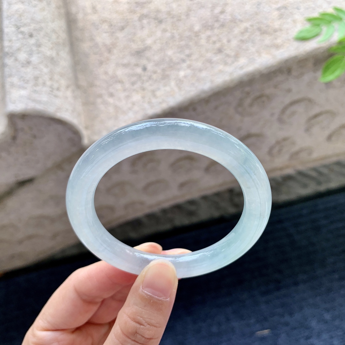圆条50 51，圈口51.3/8.5/8.8，编码C5081554，冰糯飘绿，水润，种老，细腻，打灯有絮线