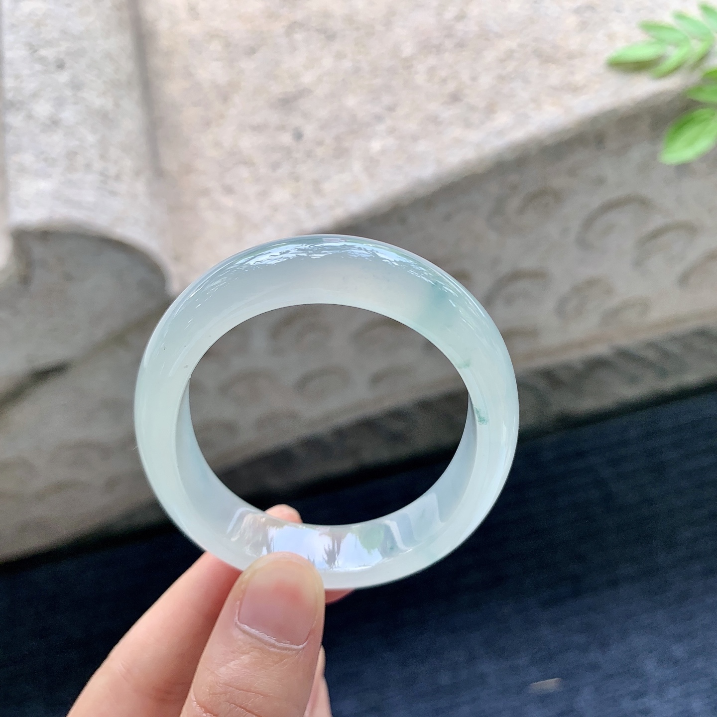 贵妃52 53，圈口53.7/45.3/12.4/7，编码C5081552，描述冰糯飘花，水润，种老，细腻，打灯有絮线