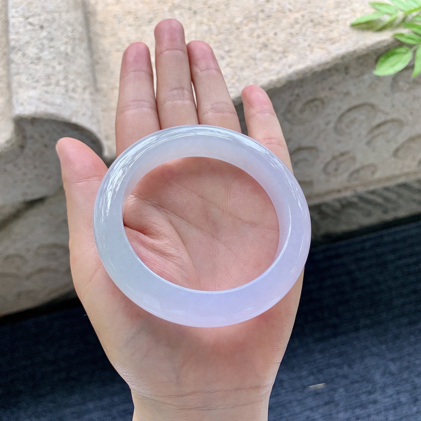 正圈56 57，圈口56.3/12.3/9.5，编码DJ081547，描述糯冰，水润，种老，细腻，打灯有棉线