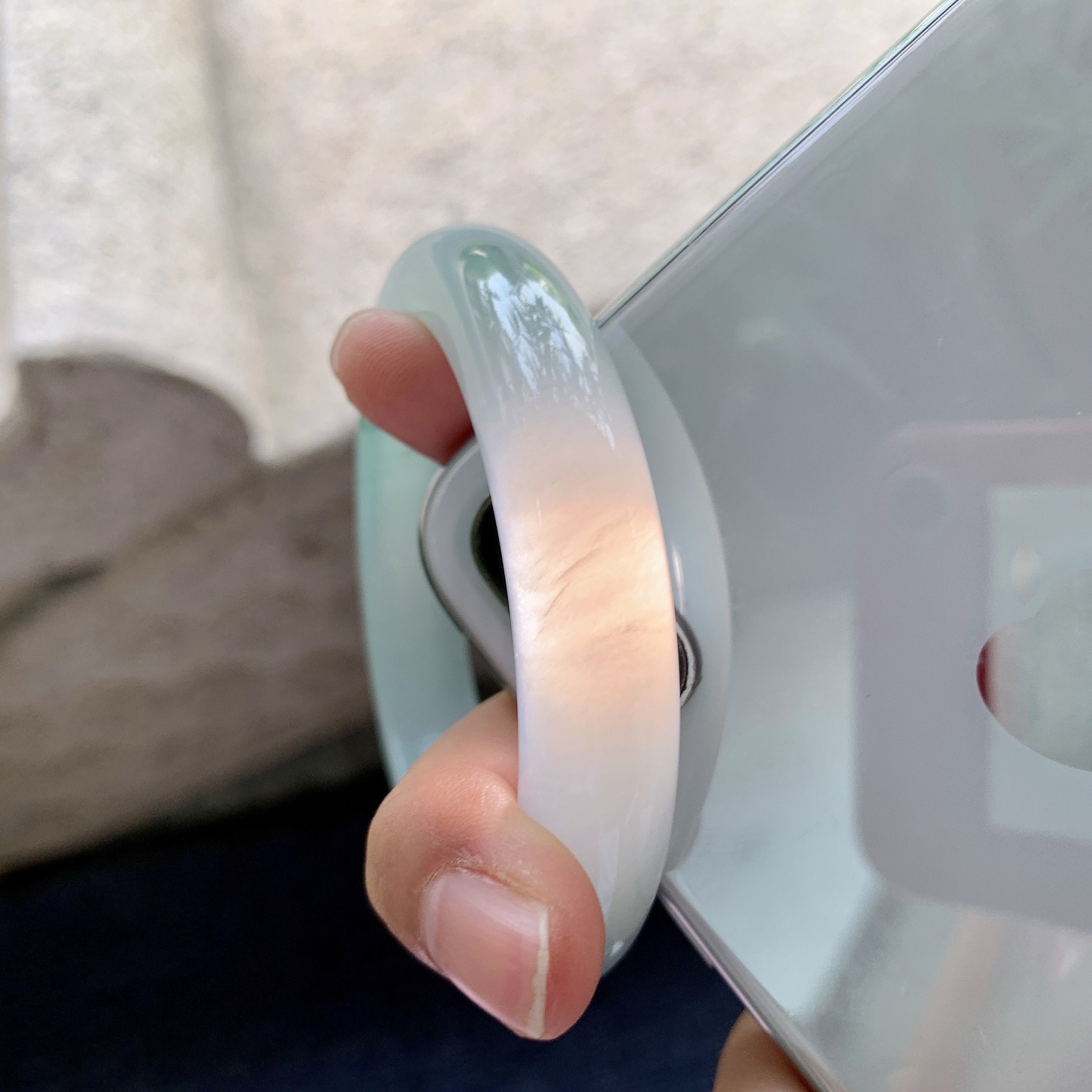 正圈54 55，圈口55.6/11.7/8.6，编码B2081524，描述冰糯晴绿，水润，种老，细腻，打灯有絮线