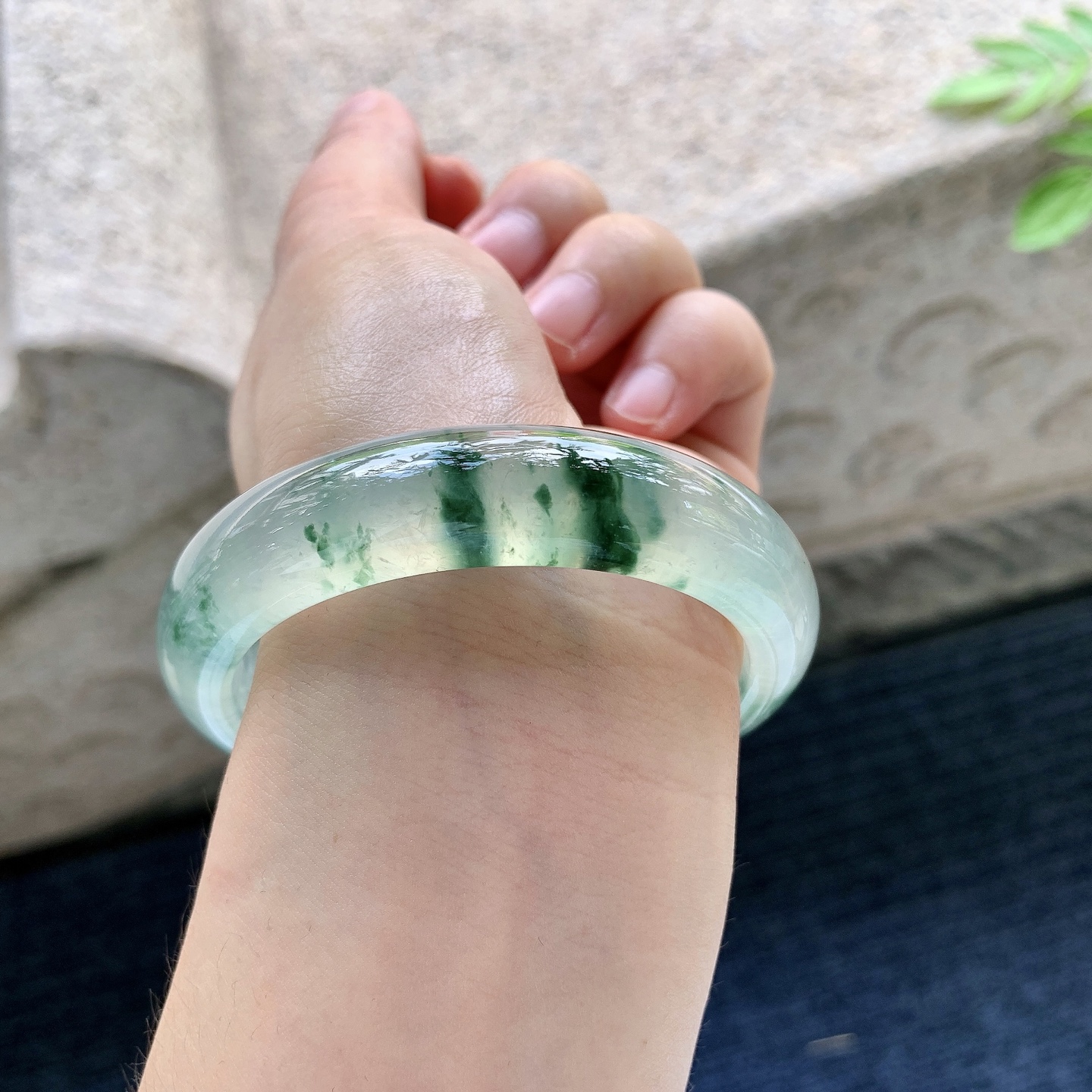 正圈54 55，圈口55/13.5/8.2，编码H6081502，冰种绿花，起光，清透，水润，种老，细腻，打灯有絮线