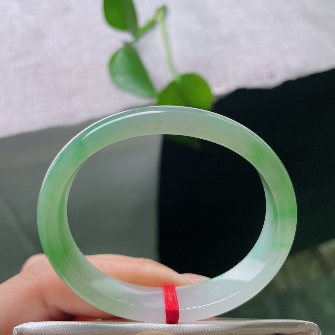 51.4（43.4）10.7/6.3，飘绿贵妃，皮纹，冰肌凝玉，翠色沿着镯身缓缓晕染，似一江春水漫过