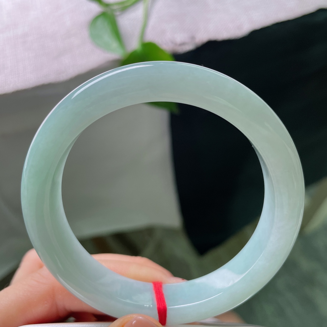 绿底正圈，无裂，镯身干净清爽，棉絮稀少，色泽内敛柔和，素雅大方。ss56403a