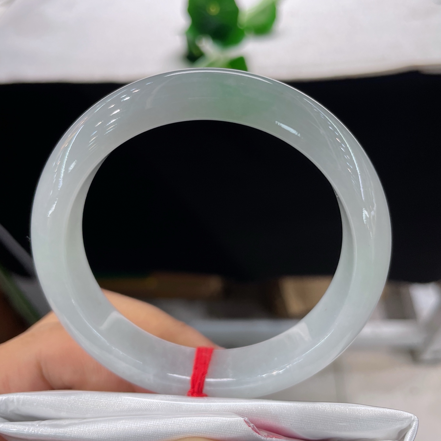 翡翠手镯 圈口57.3/12.7/8.3，淡绿底正圈，56/57可戴，冰魄凝清露，浅翠落玉环，无裂