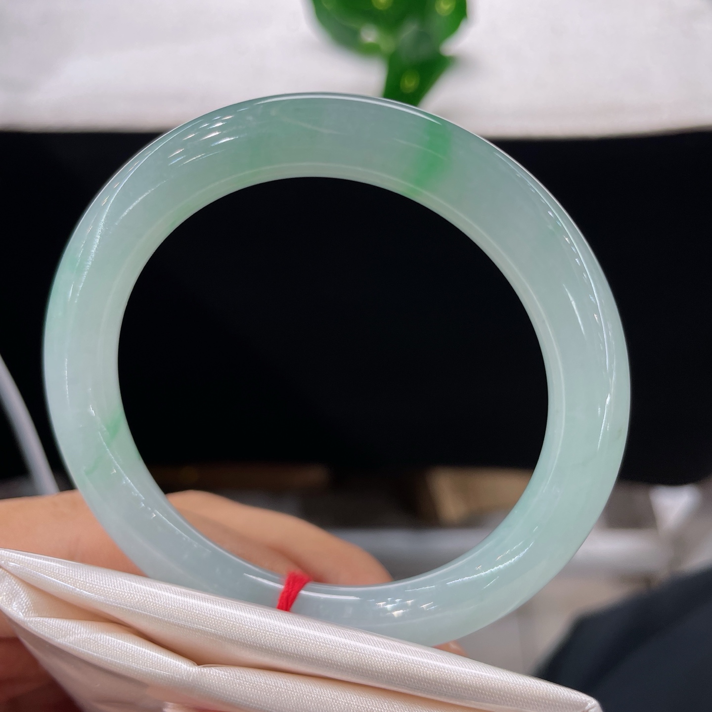 翡翠手镯圈口55/8.8，冰晴底飘阳绿正圈，55/56可戴，冰玉凝秋水，翠色逐风来。无裂。