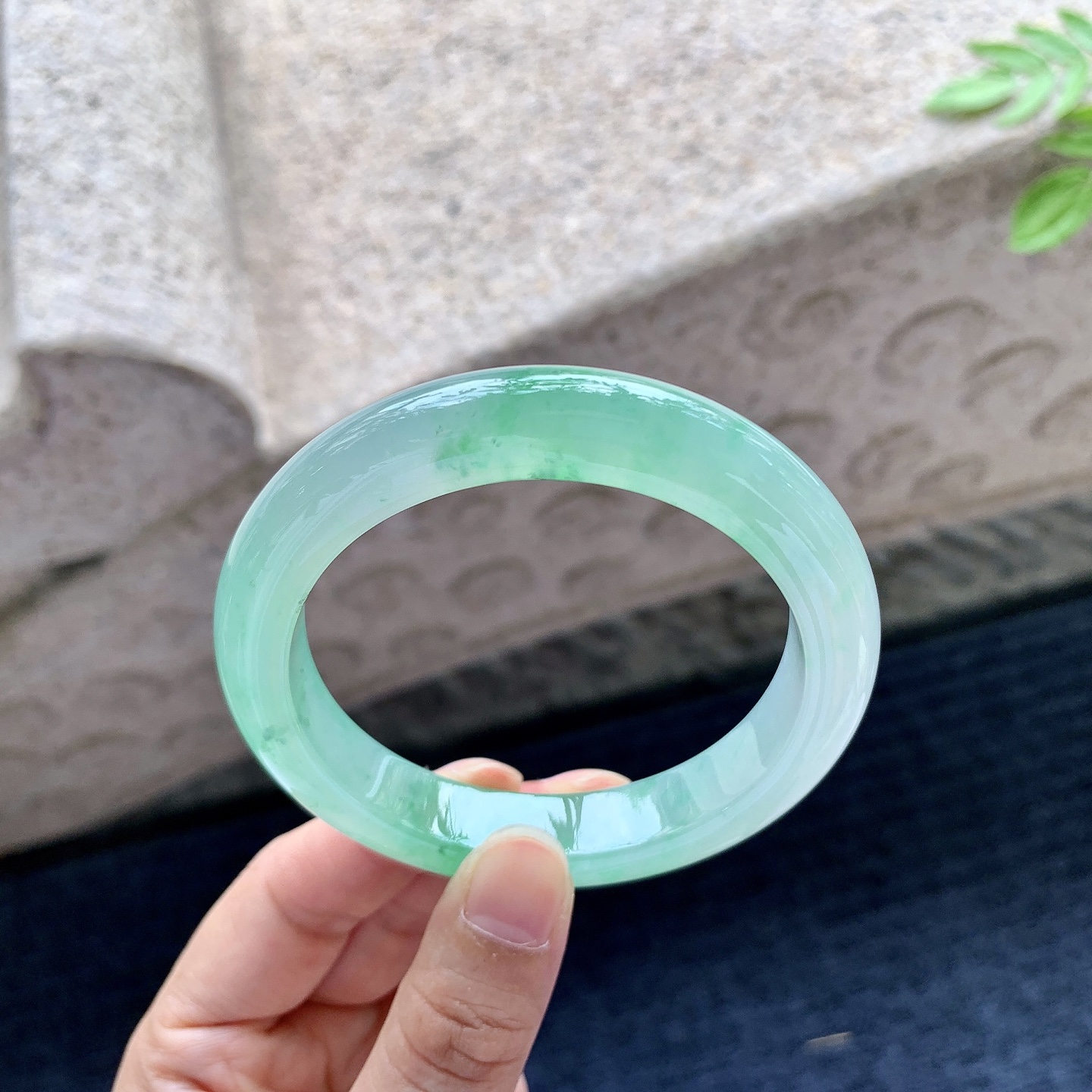 正圈55 56，圈口56/11.4/9.1，编码GJ081537，冰糯飘阳绿，水润，种老，细腻，打灯有絮线