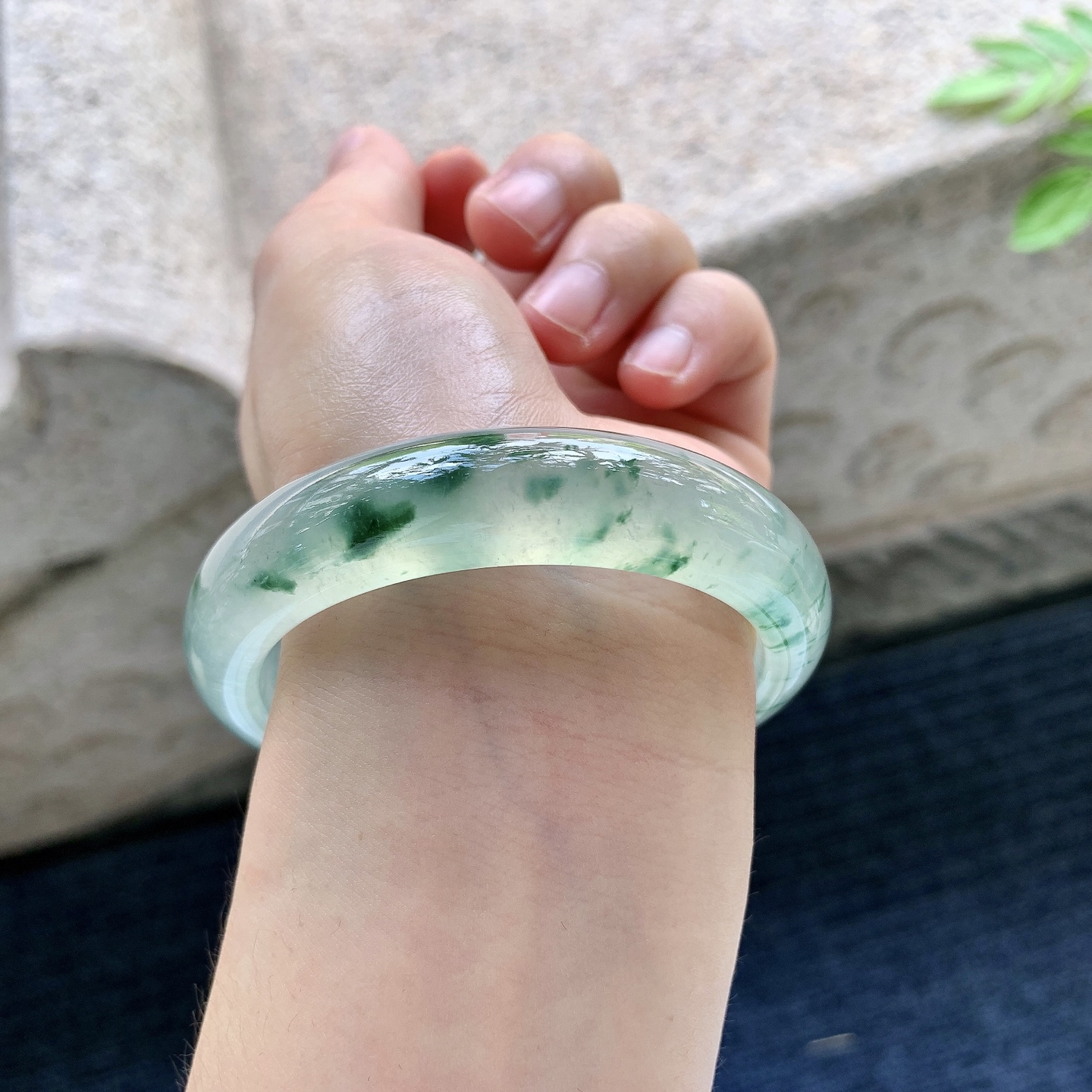 正圈54 55，圈口55/13.5/8.2，编码H6081502，冰种绿花，起光，清透，水润，种老，细腻，打灯有絮线