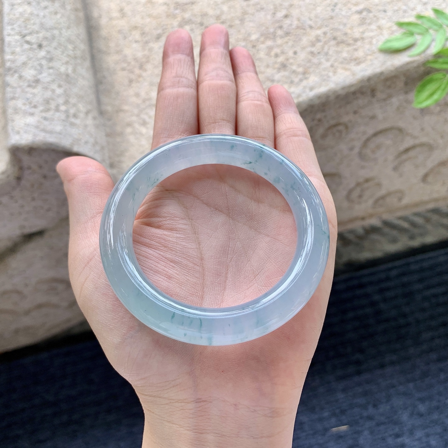 圆条51 52，圈口52.1/10/10，编码C5081527，冰糯紫底飘花，水润，种老，细腻，打灯有纹线
