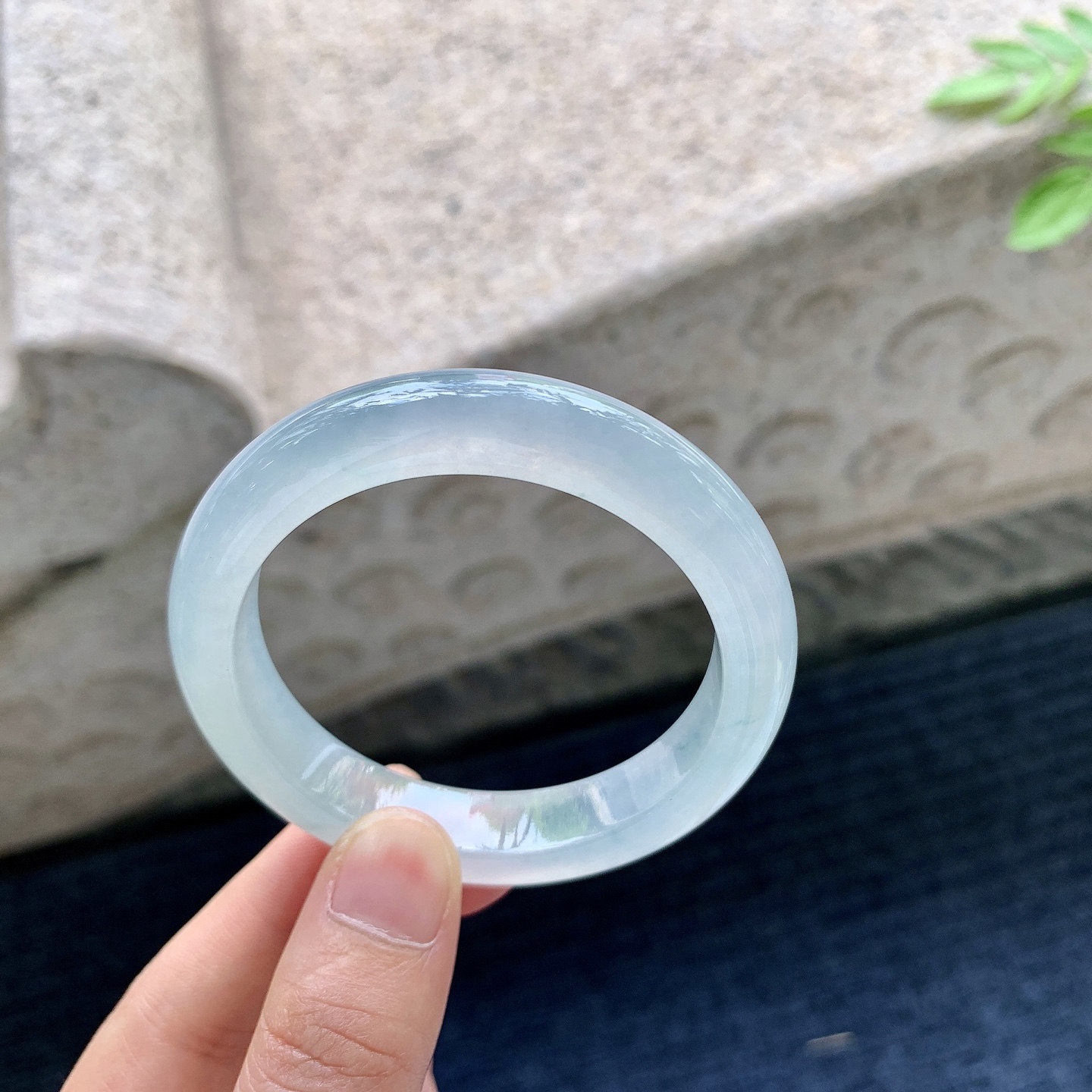 正圈49 50，圈口50.6/11/8，编码C5081553，描述：冰种，清透，水润，种老，细腻，打灯有棉线