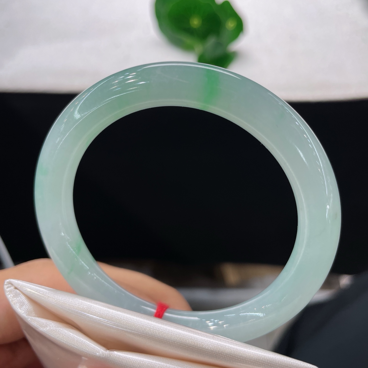 翡翠手镯圈口55/8.8，冰晴底飘阳绿正圈，55/56可戴，冰玉凝秋水，翠色逐风来。无裂。