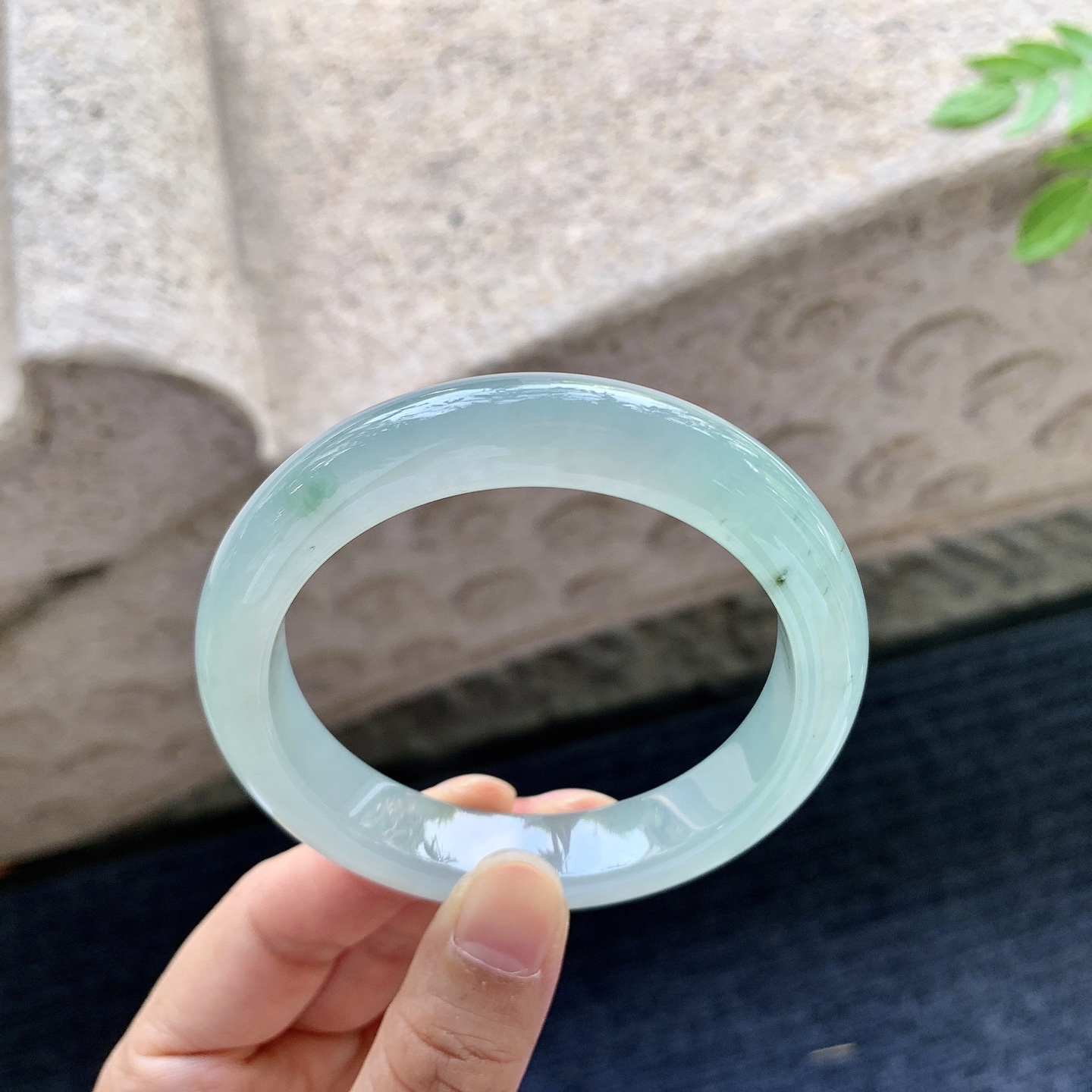 正圈54 55，圈口55.6/11.7/8.6，编码B2081524，描述冰糯晴绿，水润，种老，细腻，打灯有絮线
