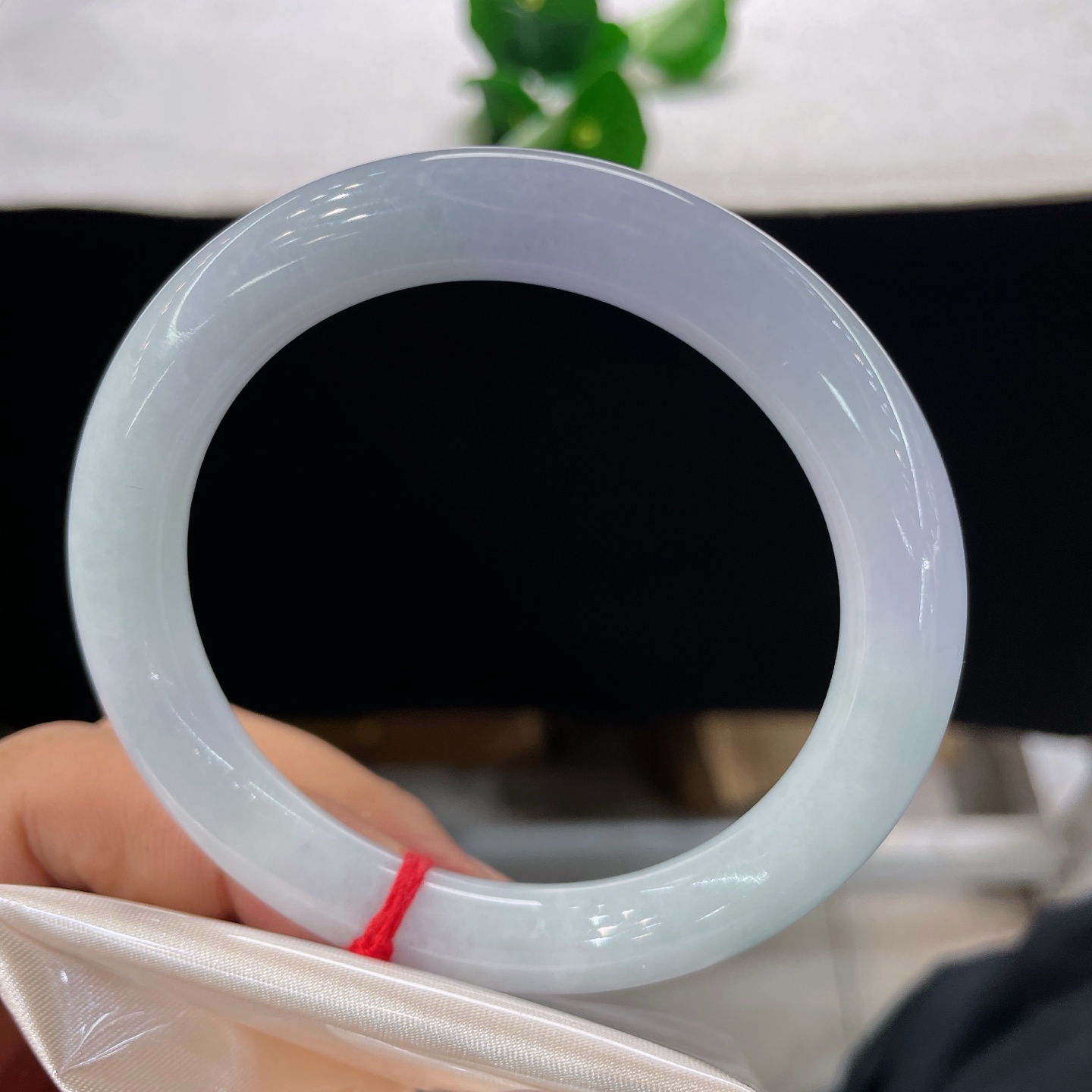 翡翠手镯 圈口58.1/10.1，圆条，58/59可戴，玉含轻紫韵，淡霭落镯边，无裂