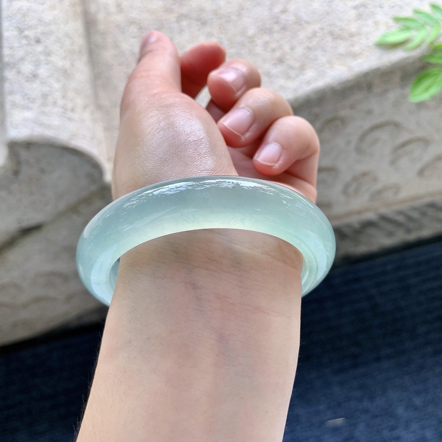 正圈54 55，圈口55.8/12.7/9.5，编码ZLD081533，冰种晴绿，起光，清透，水润，种老，细腻，打灯有棉线