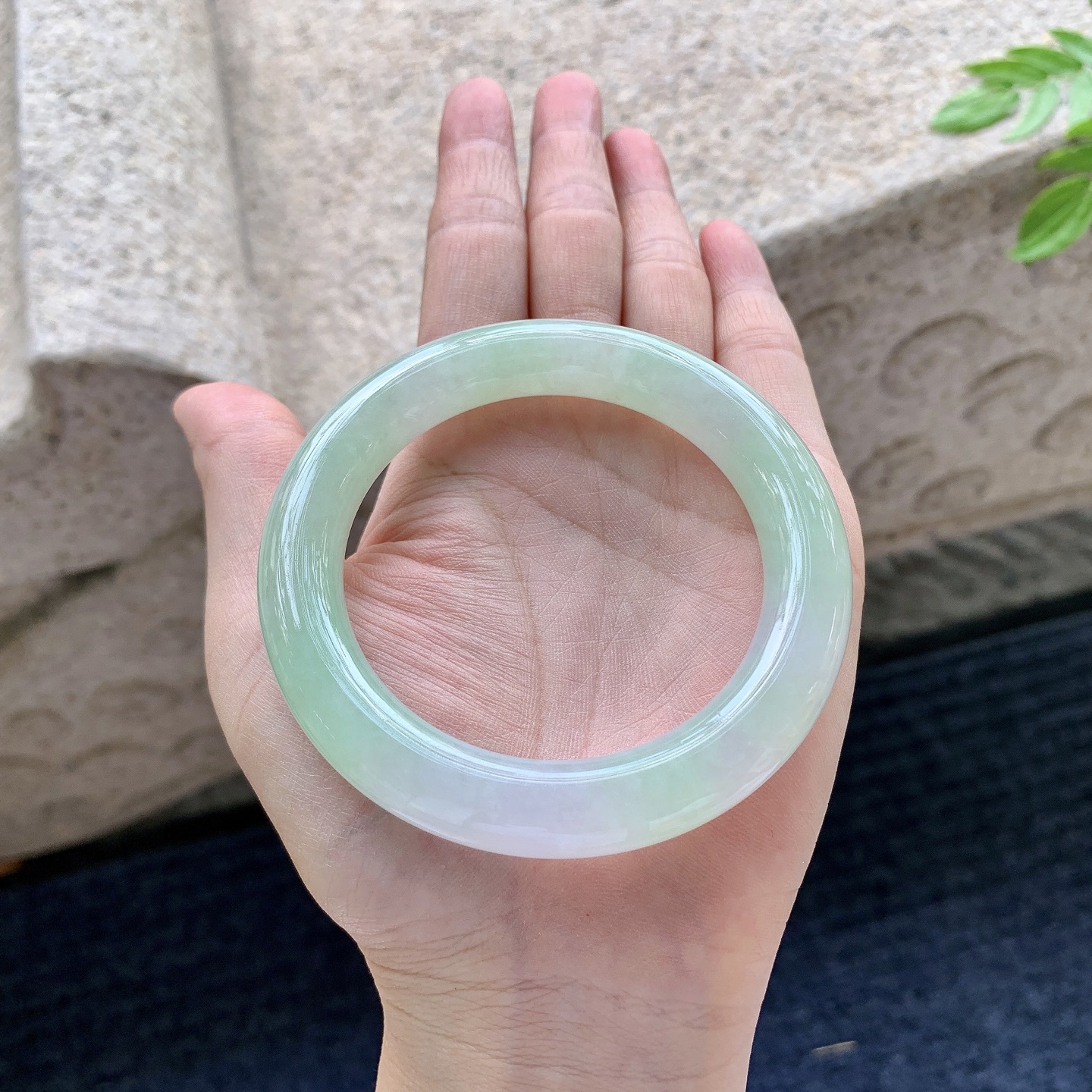 圆条54 55，圈口55.3/10.5/10.9，编码WW081551，描述细糯果绿，水润，种老，细腻，打灯有絮线