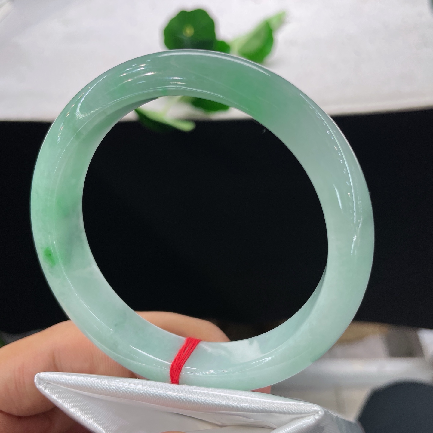 翡翠手镯，圈口60.8/13.2/8.6，细糯绿底正圈，60/61可戴，一镯含浅翠，清色自天成，无裂。