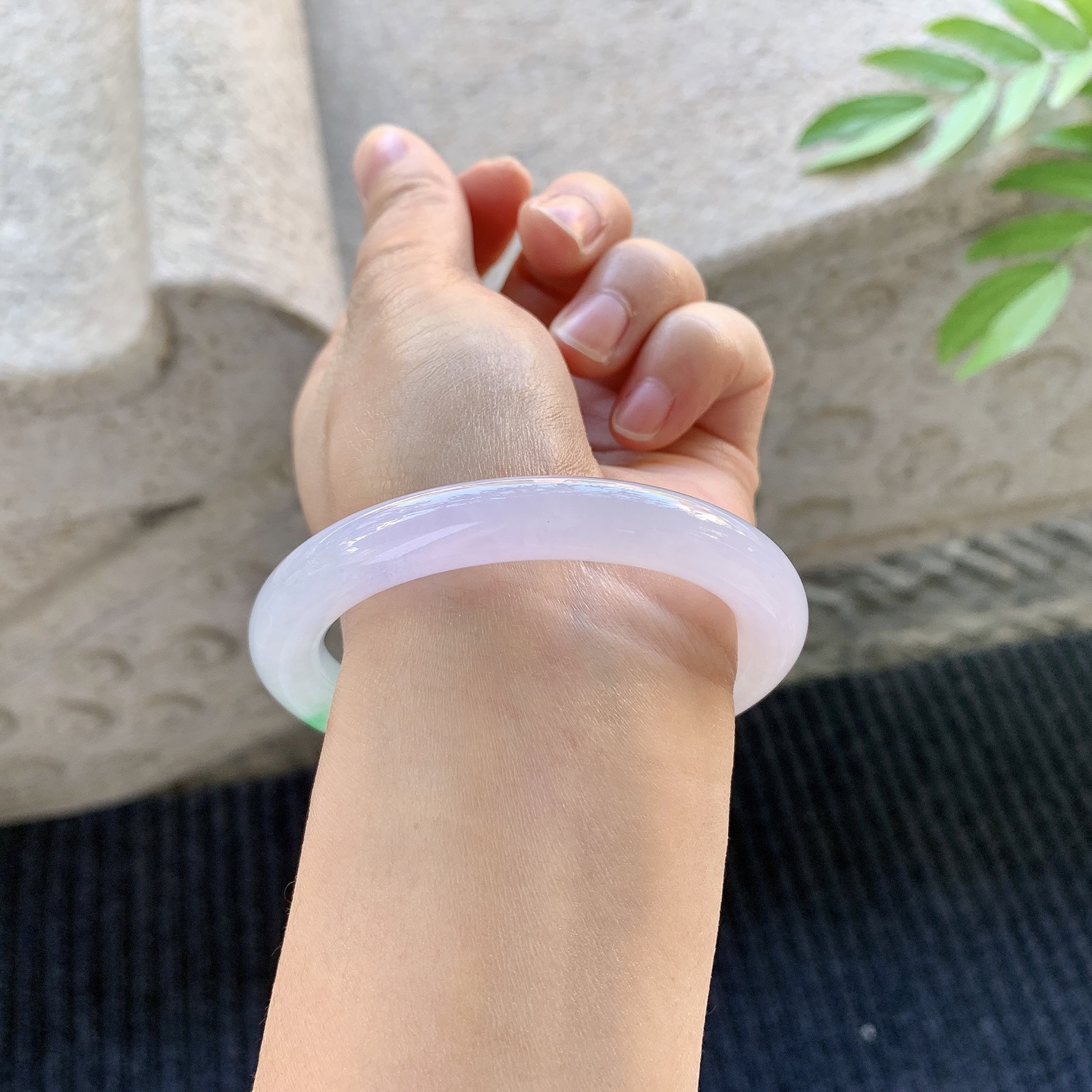 圆条52 53，圈口53.8/9/9，编码H3032126，描述：冰糯春彩，水润，种老，细腻，无裂。