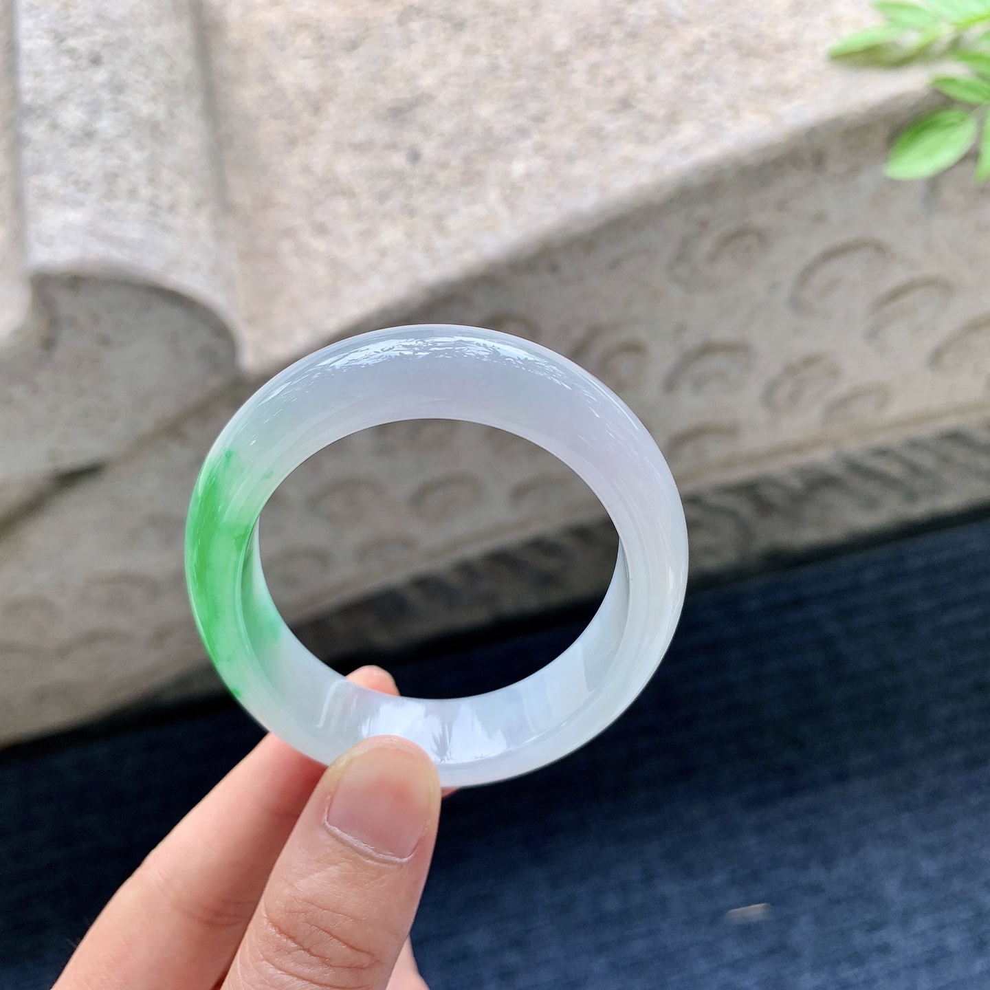 贵妃52 53，圈口53.2/45.6/12.8/7.6，编码B2081519，冰糯飘阳绿，水润，种老，细腻，内侧有纹线