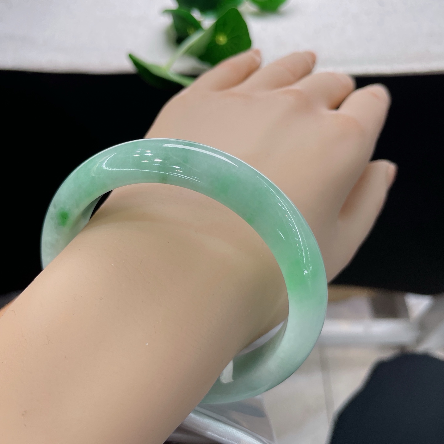 翡翠手镯，圈口60.8/13.2/8.6，细糯绿底正圈，60/61可戴，一镯含浅翠，清色自天成，无裂。