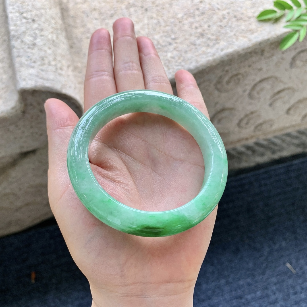 正圈56 57，圈口57.3/12/9.3，编码W6081632，描述飘辣绿，水润，种老，细腻，打灯