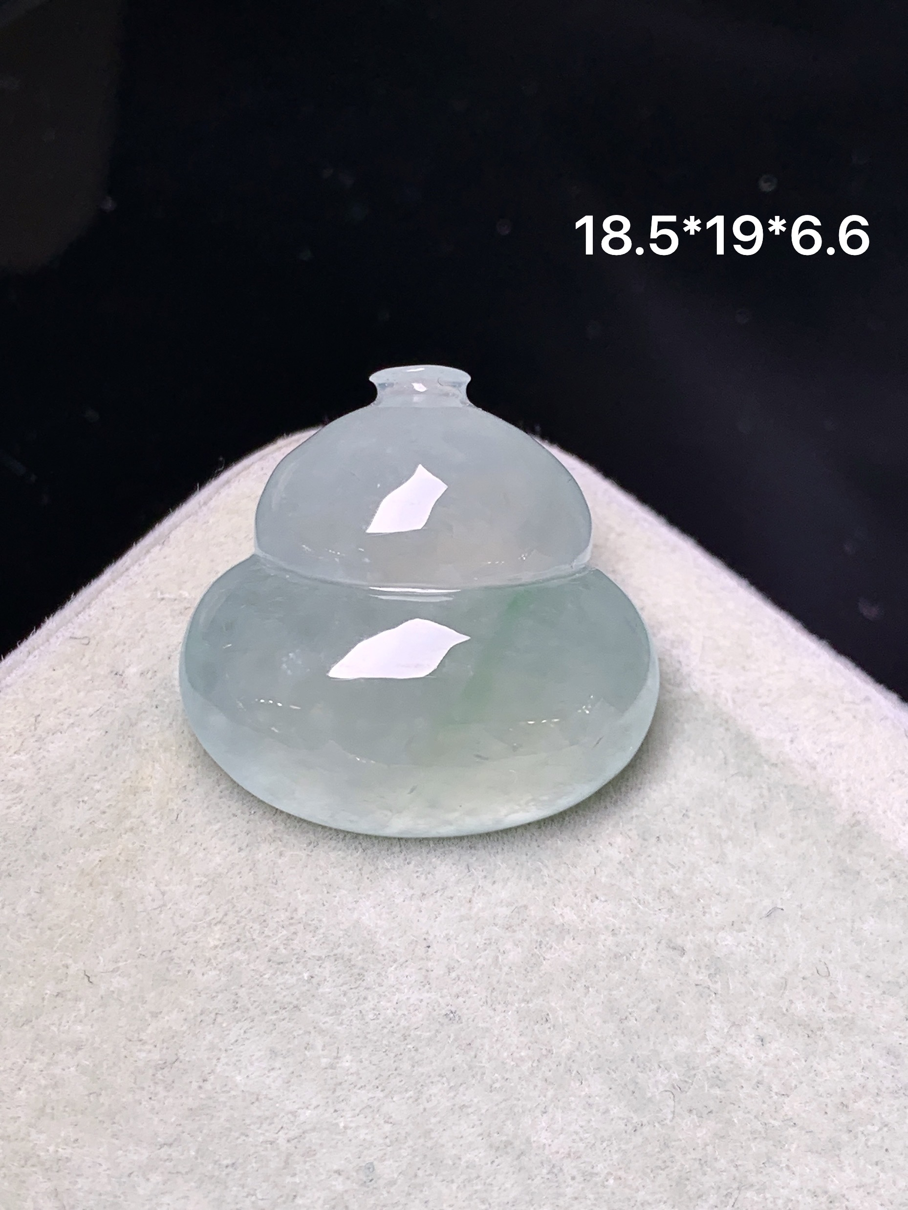 冰种葫芦吊坠 玉质细腻 色泽艳丽清新 水润亮眼 整体尺寸18.5*19*6.6 yz