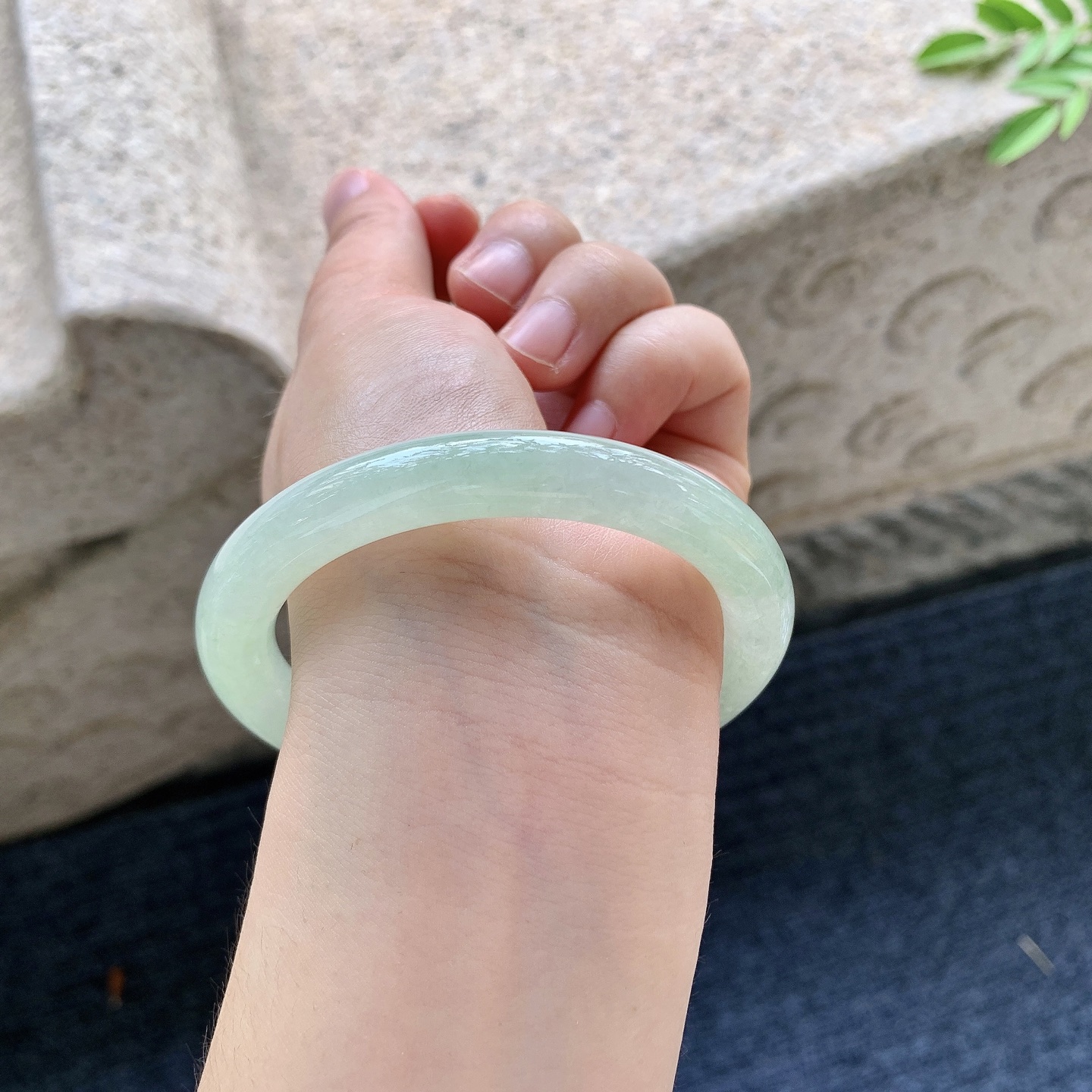 圆条55 56，圈口56.8/9/9.2，编码AD081604，淡绿，水润，种老，细腻，打灯有棉线