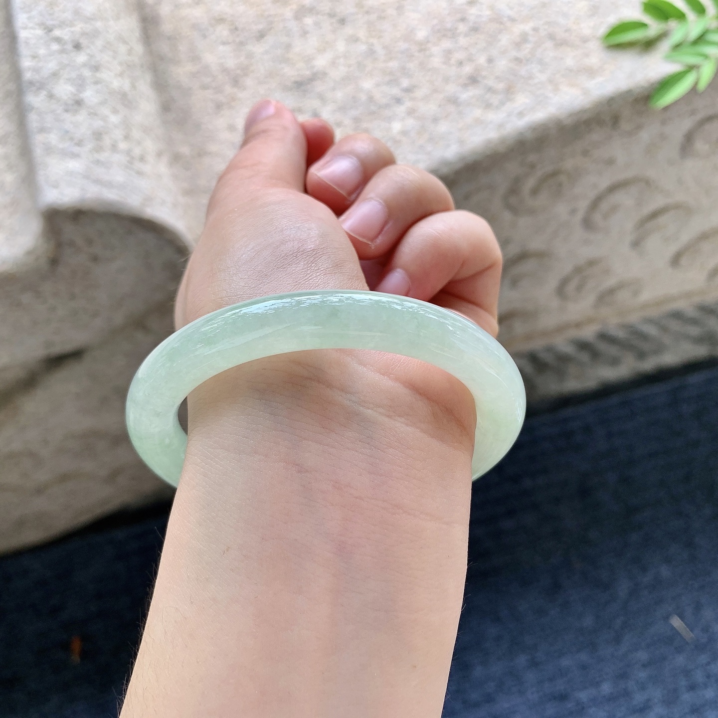 圆条55 56，圈口56.8/9/9.2，编码AD081604，淡绿，水润，种老，细腻，打灯有棉线