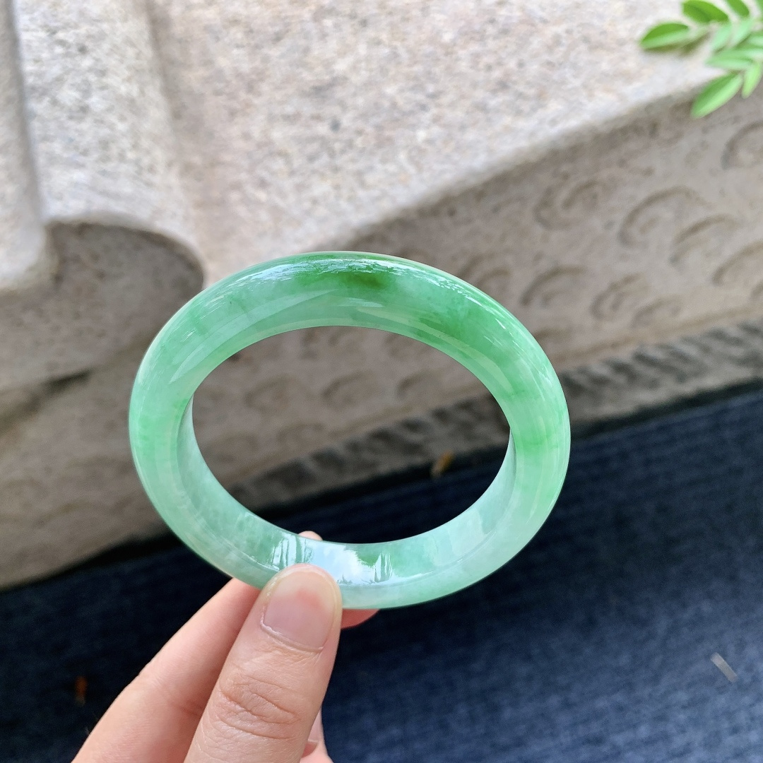 正圈56 57，圈口57.3/12/9.3，编码W6081632，描述飘辣绿，水润，种老，细腻，打灯有纹线