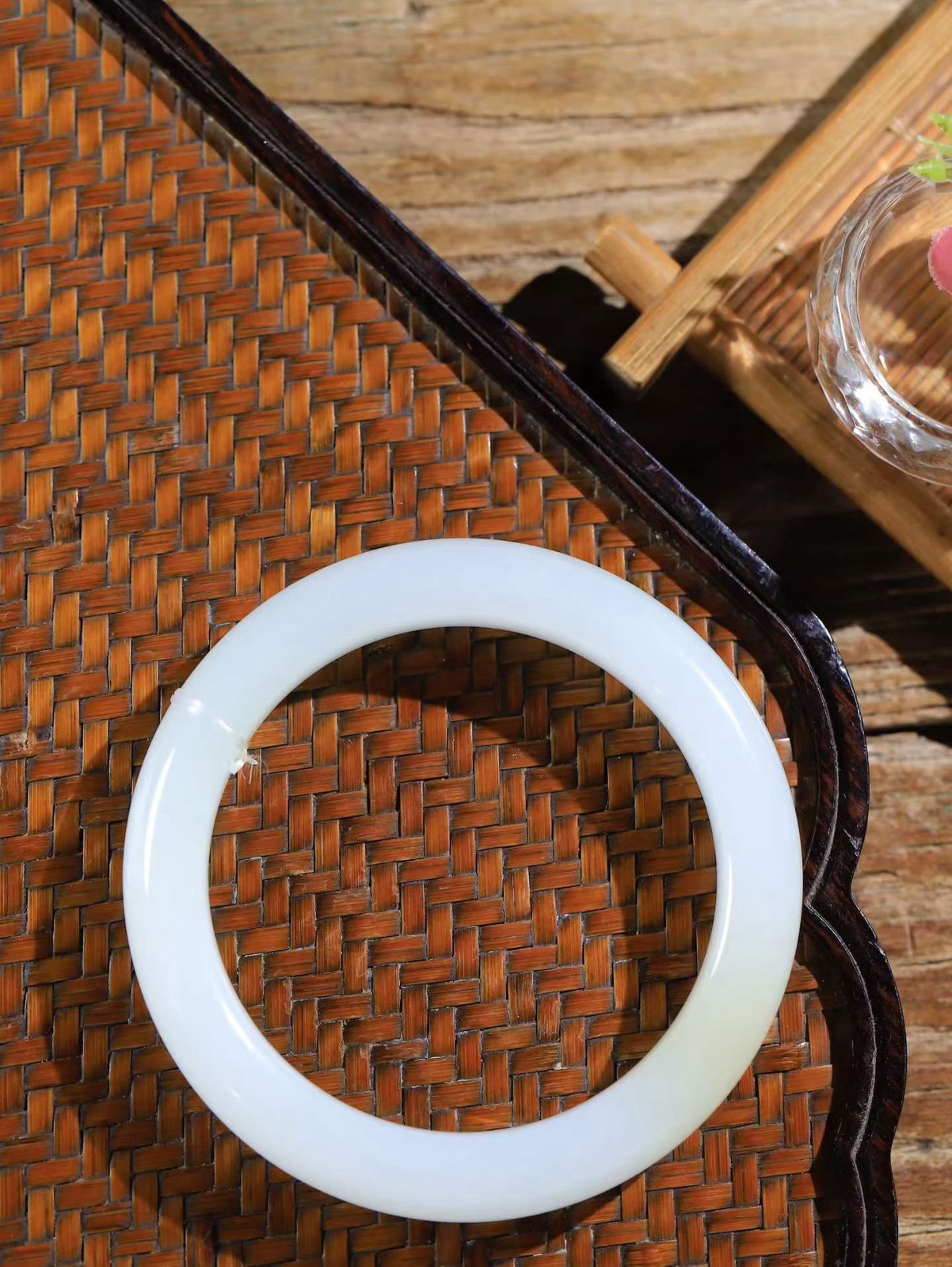 （温柔雅致.手镯）

精品️和田玉糖白玉手镯。镯型饱满，温润细腻，脂润沁香。️执一卷书，沏一盏茶，着一袭裙，戴一只镯。淡淡浅笺，素心若兰，静赏玉中诗画。悠悠岁月，芊手轻摘，盛满诗样芳华。重60.15克   内径56.5mm尺寸12-9.5mm   FDA-99801521