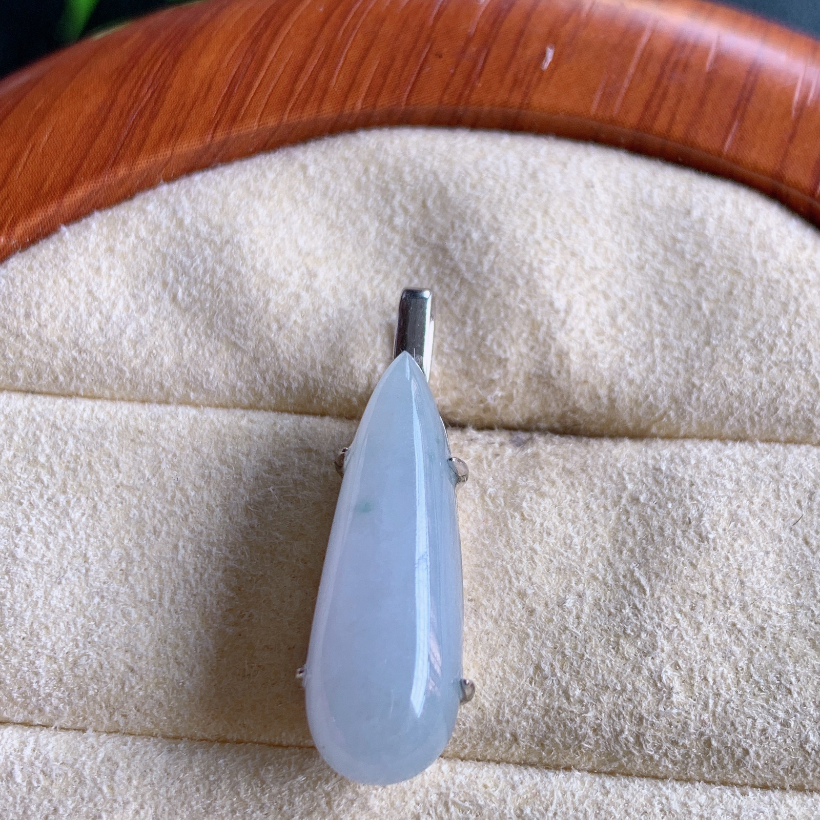 冰润紫罗兰水滴翡翠吊坠，款式新颖时尚，日常百搭的款。满满的份量感，清新自然 925银饰镶嵌，上身效果优雅迷人！性价比超值  W815.14 整体尺寸：27-9-7.4mm  裸石尺寸：22-8mm