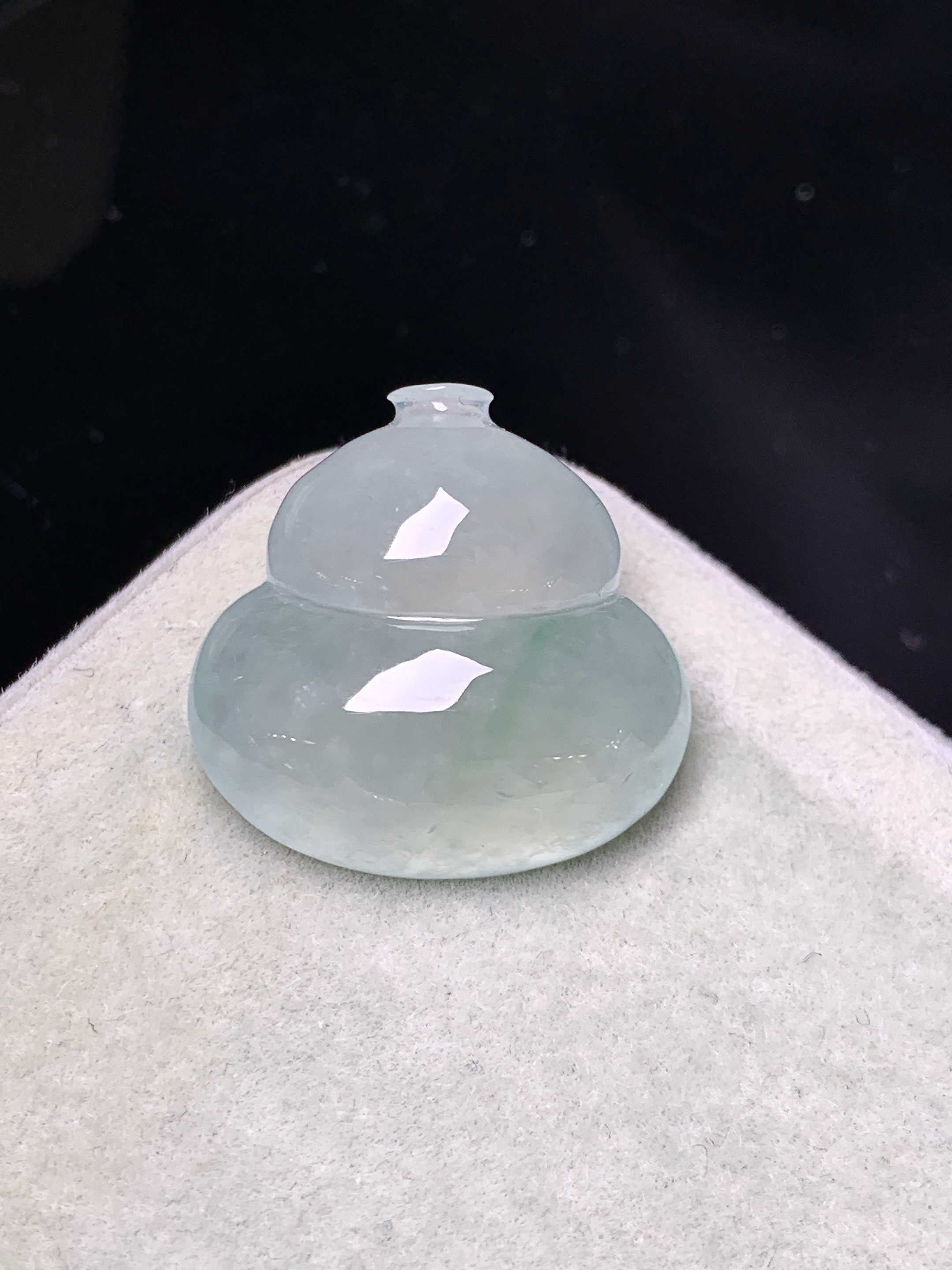 冰种葫芦吊坠 玉质细腻 色泽艳丽清新 水润亮眼 整体尺寸18.5*19*6.6 yz