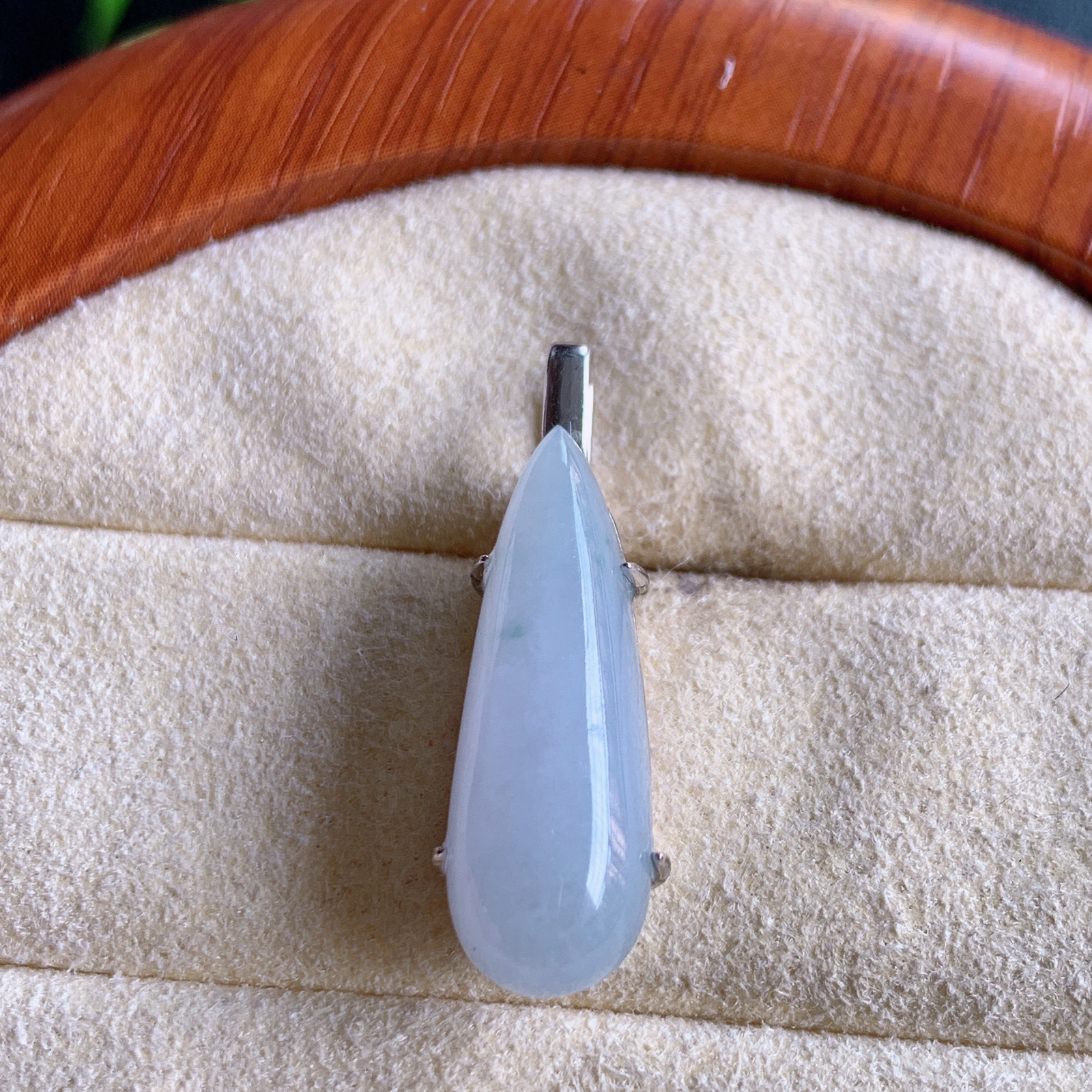 冰润紫罗兰水滴翡翠吊坠，款式新颖时尚，日常百搭的款。满满的份量感，清新自然 925银饰镶嵌，上身效果优雅迷人！性价比超值  W815.14 整体尺寸：27-9-7.4mm  裸石尺寸：22-8mm