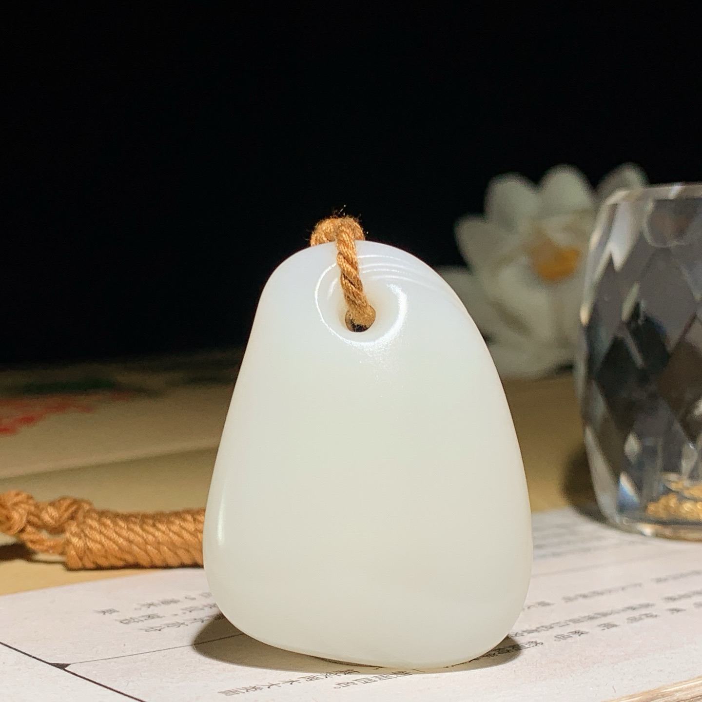 新疆和田玉白玉随型挂件！尺寸40/31/15重28克。玉质细腻油润。手推出油。佩戴高端典雅。lt260816