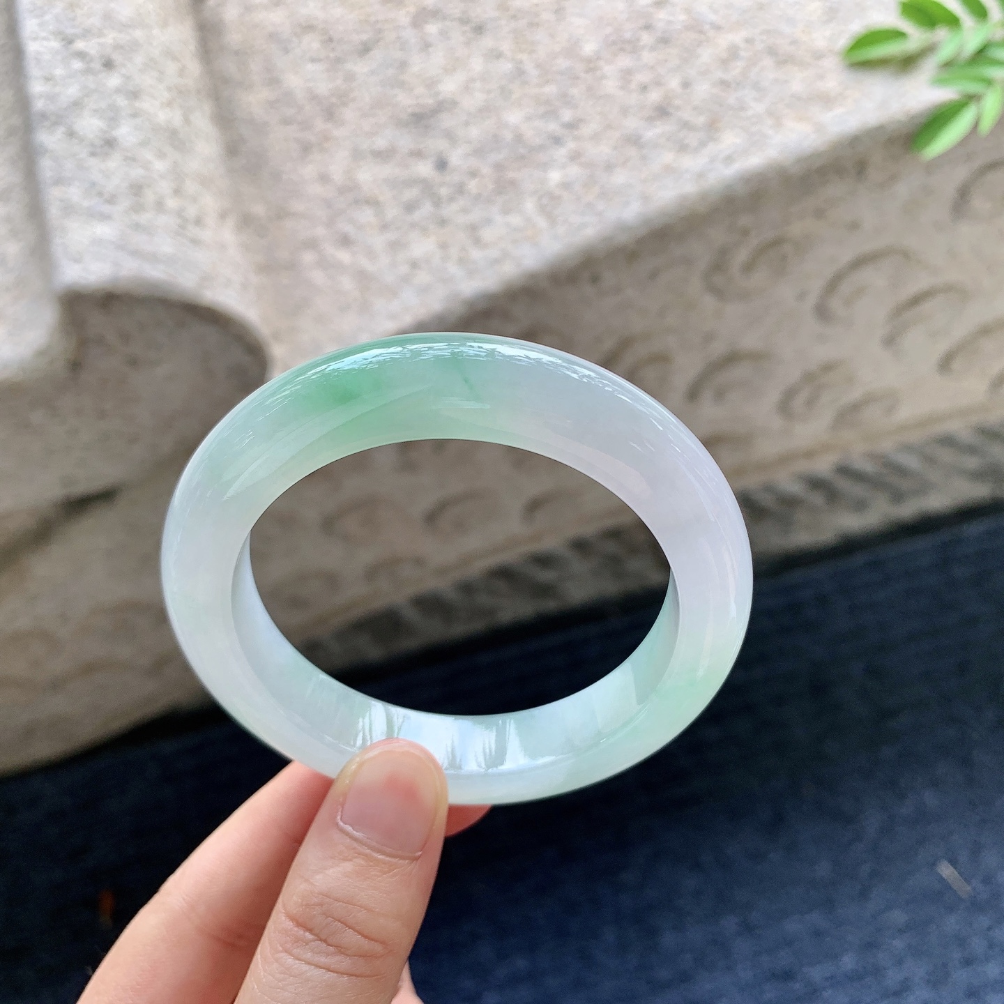 正圈54 55，圈口55.8/11.7/9.6，编码B2081615，描述：糯冰飘绿，水润，种老，细腻，打灯有棉线。