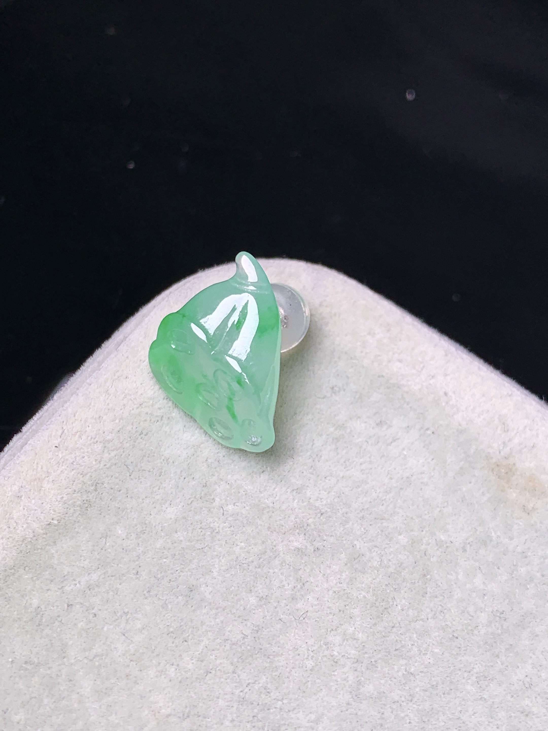 飘绿莲蓬吊坠 玉质细腻 色泽艳丽清新 水润亮眼 整体尺寸13.7*11.6*6 z1