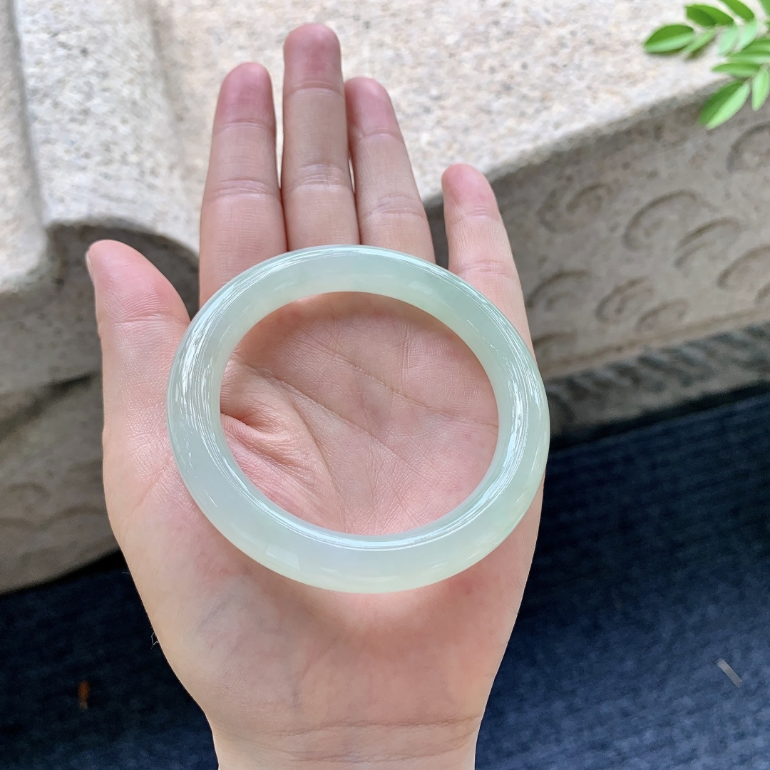 圆条51 52，圈口52.8/9.8/9，编码C11081612，描述：糯冰果绿，水润，种老，细腻，打灯有棉线