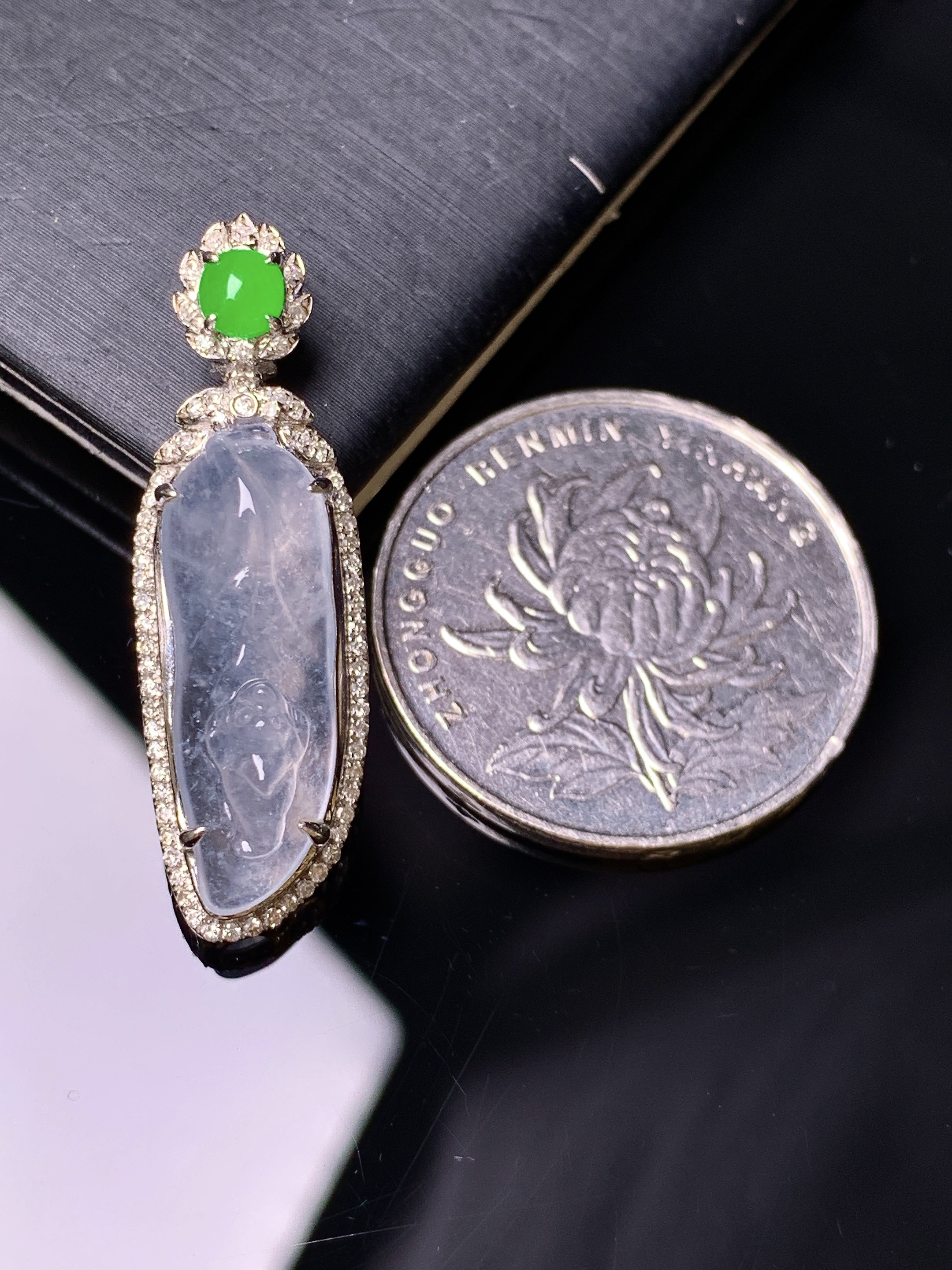 18k金钻镶嵌冰种兰花吊坠 玉质细腻 色泽艳丽清新 水润亮眼 整体尺寸33*10.3*7.8 z1
