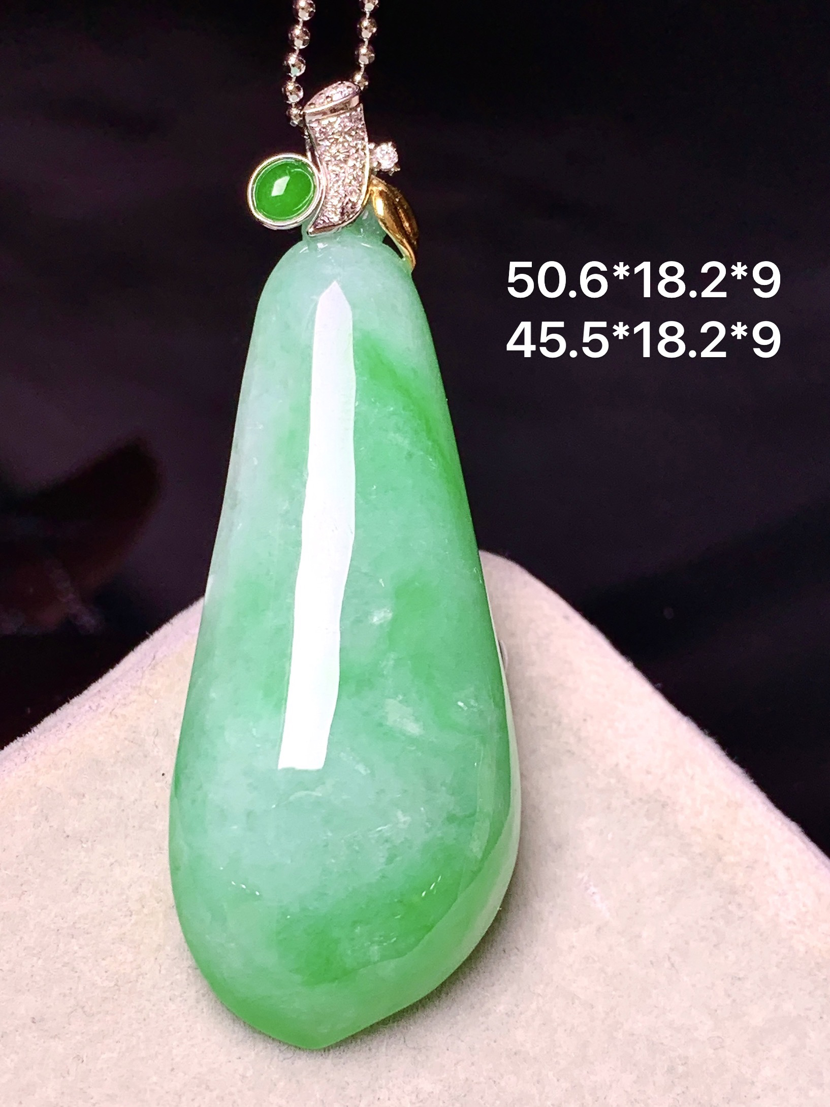 18k金镶嵌飘绿福瓜吊坠 玉质细腻 色泽艳丽清新 水润亮眼 整体尺寸50.6*18.2*9 b1