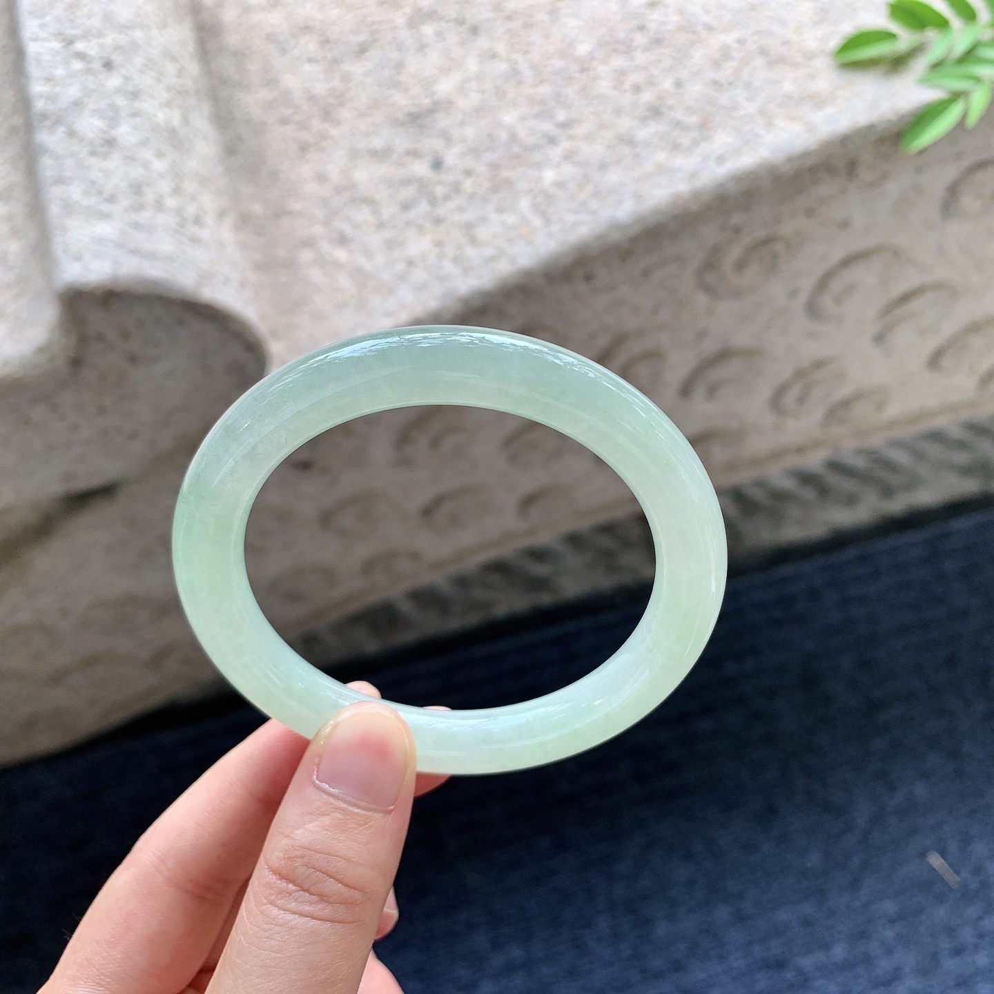 圆条55 56，圈口56.8/9/9.2，编码AD081604，淡绿，水润，种老，细腻，打灯有棉线