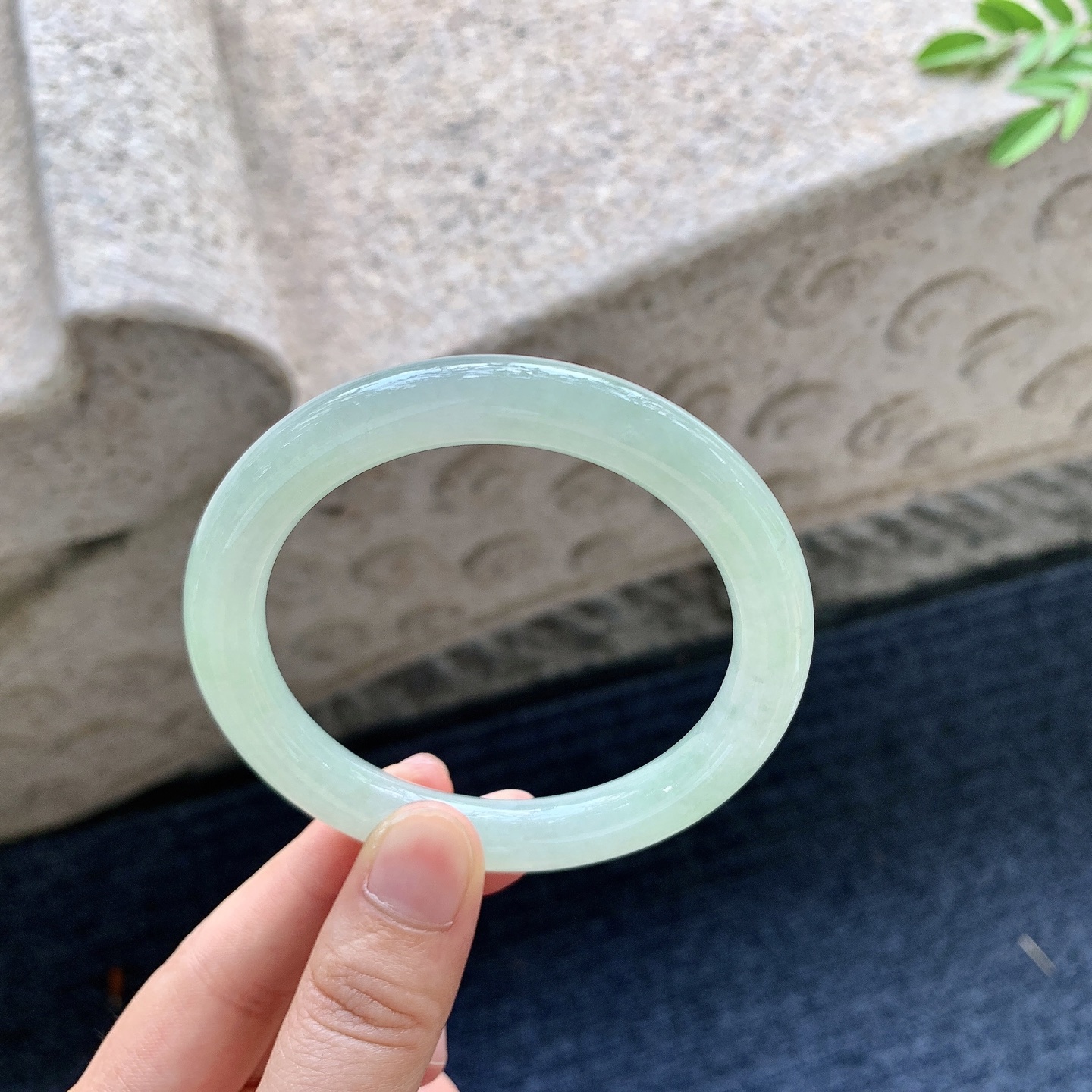 圆条55 56，圈口56.8/9/9.2，编码AD081604，淡绿，水润，种老，细腻，打灯有棉线