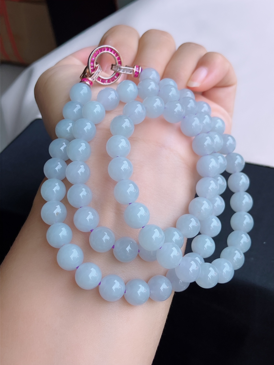 底色大珠链，晶莹剔透。尺寸9/68颗，自然光实拍