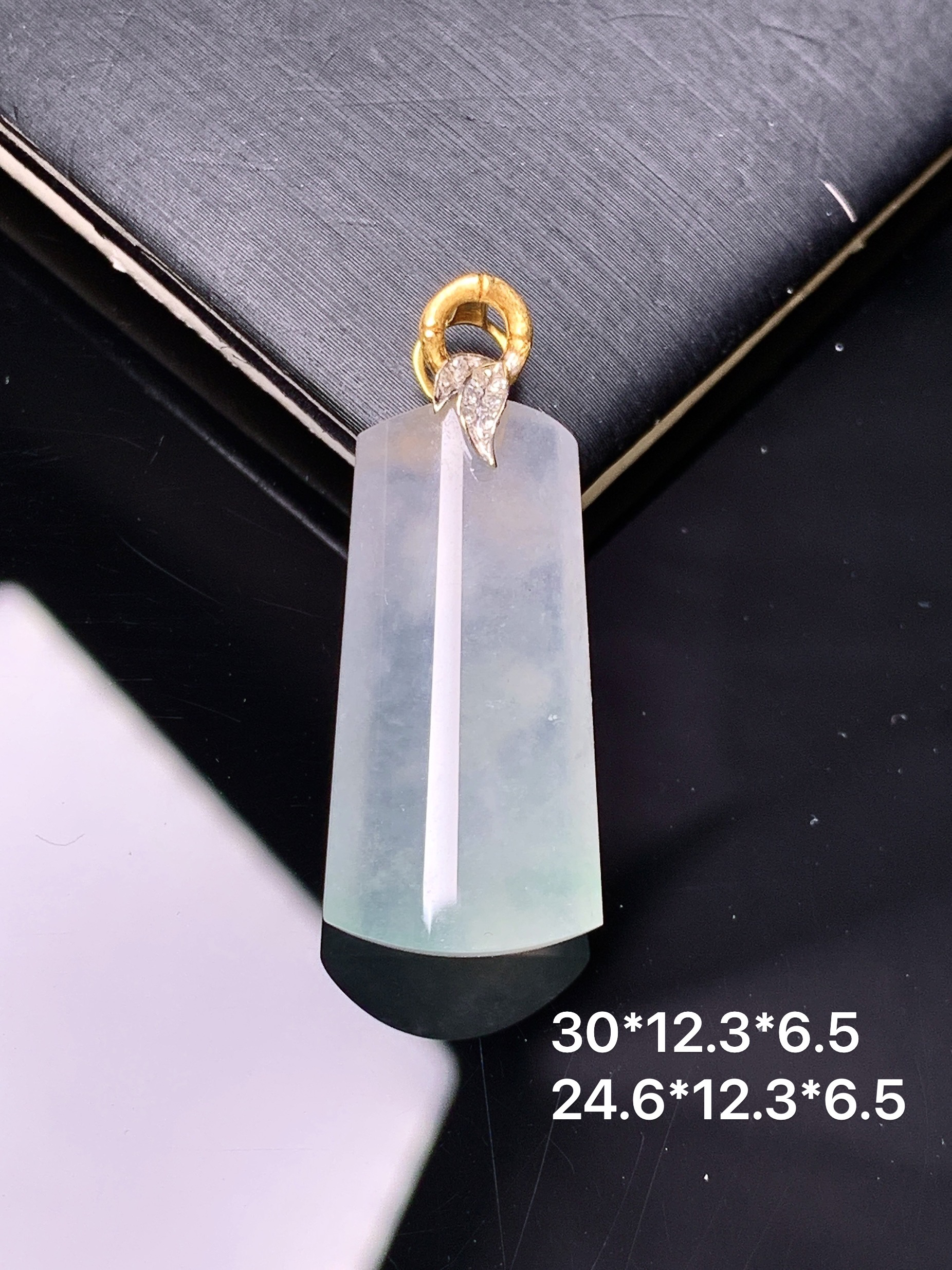 18k金镶嵌冰种玉柱吊坠 玉质细腻 色泽艳丽清新 水润亮眼 整体尺寸30*12.3*6.5 b1