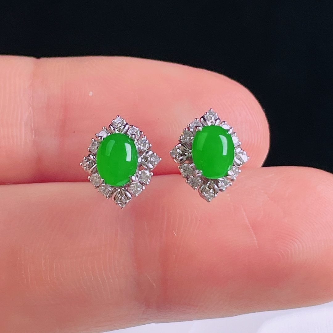️阳绿耳钉，老种起光，细底通透，尺寸：裸石5.5/4/2.8mm0815