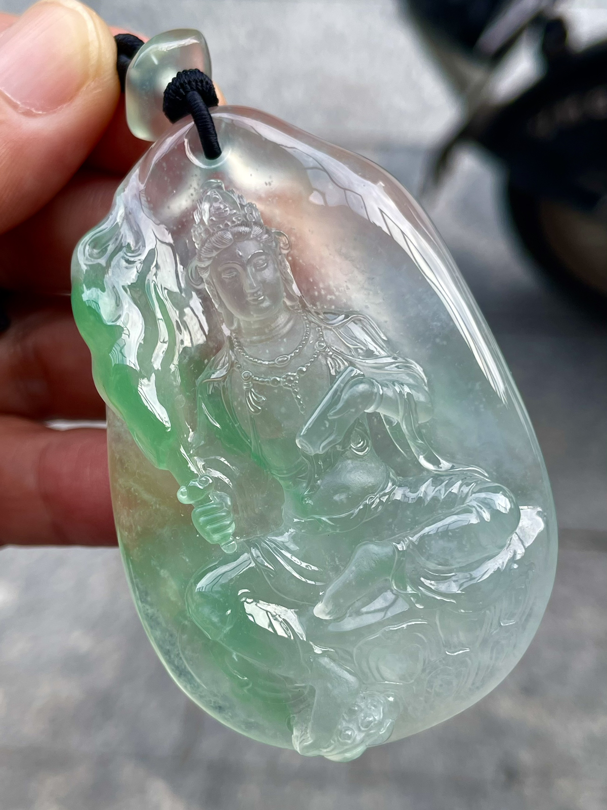 【冰种飘绿观音】雕刻的很可爱，种地非常好，细腻致密程度很高，纯净无瑕，冰感十足