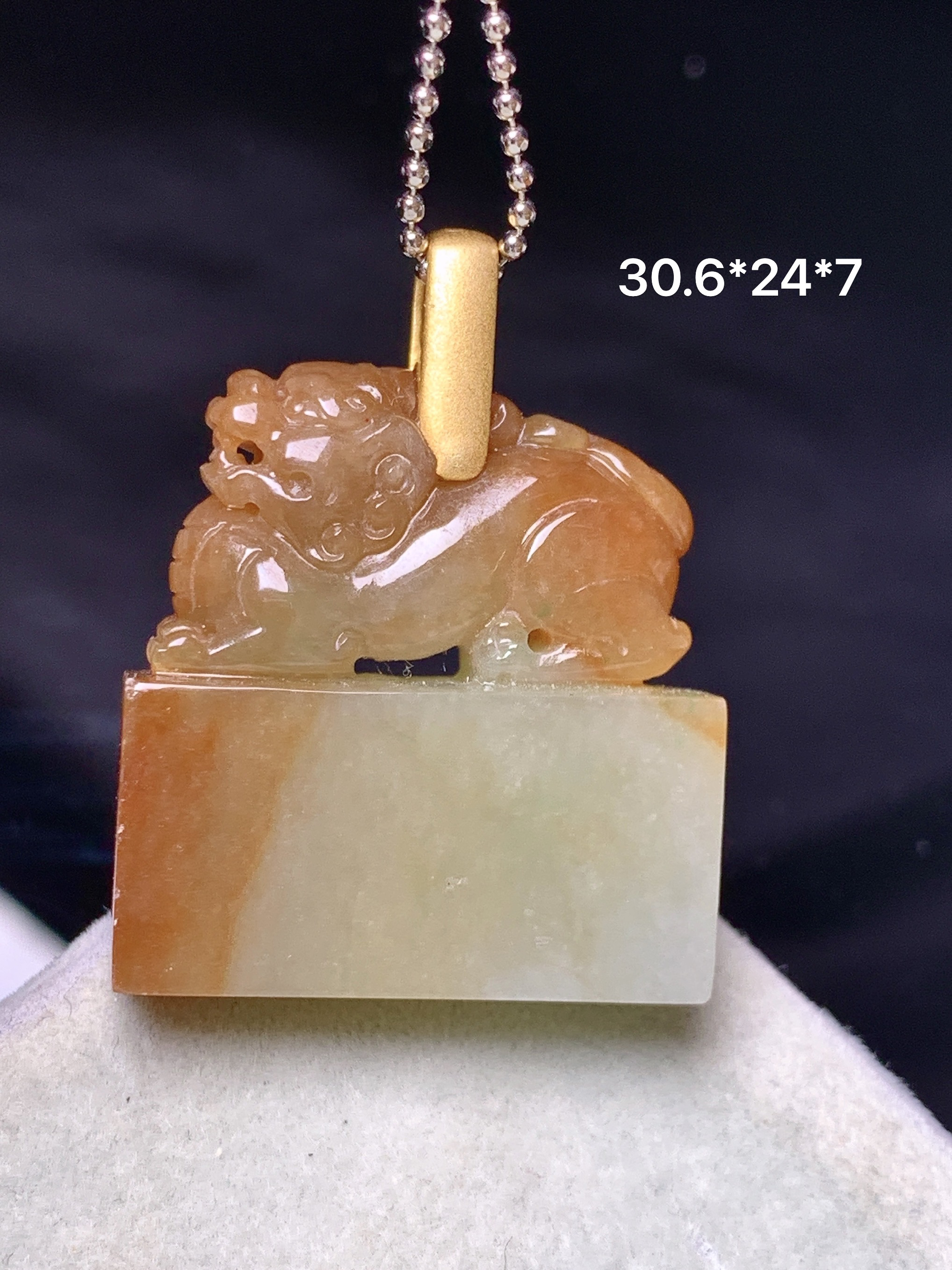 18k金镶嵌黄翡貔貅印章吊坠 玉质细腻 色泽艳丽清新 水润亮眼 整体尺寸30.6*24*7 b1