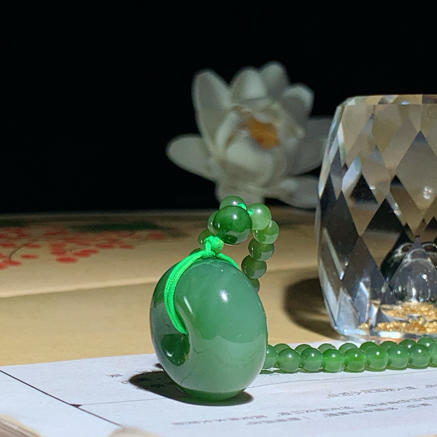 ￼ 和田玉俄罗斯碧玉阳绿猫平安扣挂件！尺寸21/12重26克，玉质细腻油润 底色纯净 脂粉好，品质好